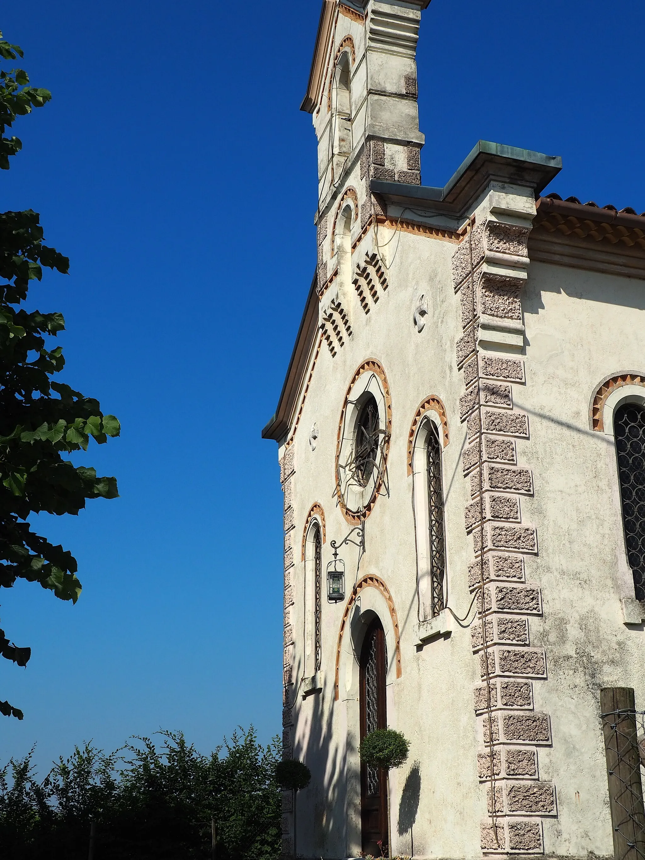 Photo showing: Santa Maria di Feletto, frazione di San Pietro di Feletto: l'oratorio della Madonna di Lourdes.