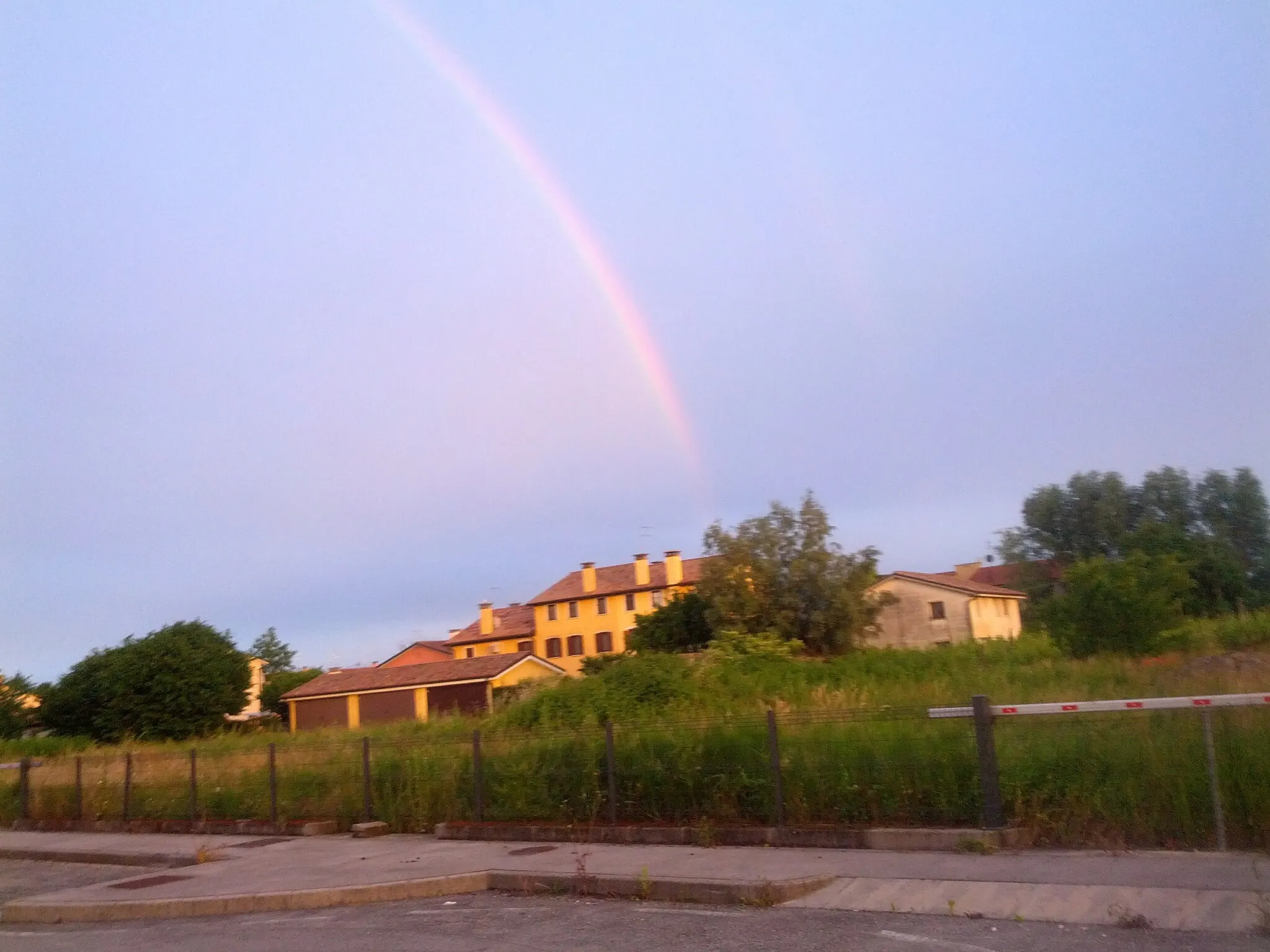 Photo showing: Rainbow Loreggia