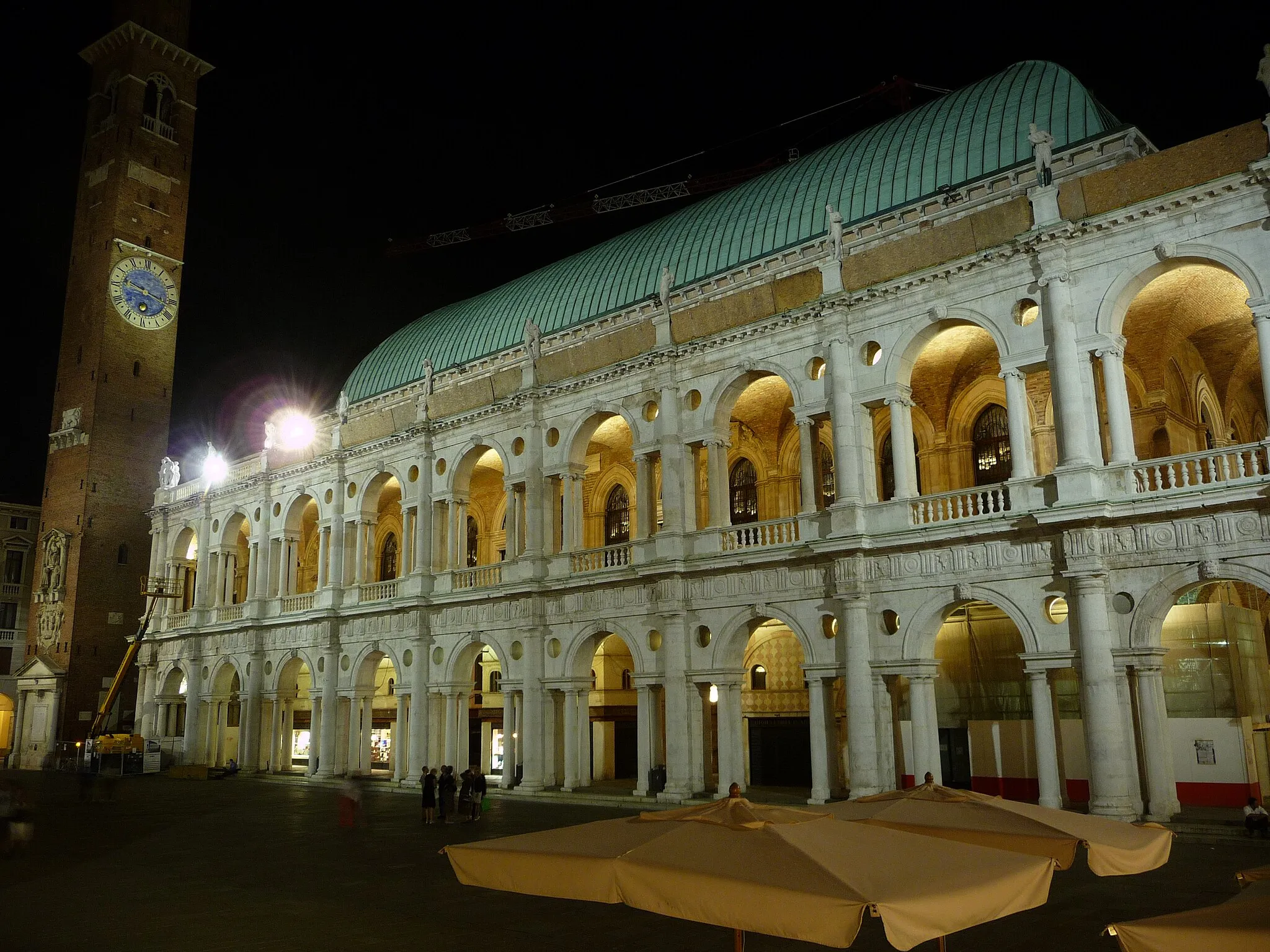 Photo showing: The Basilica Palladiana (Piazza dei Signori, Vicenza, Italy), illuminated by the new lighting system, which was inaugurated on September 18, 2011.