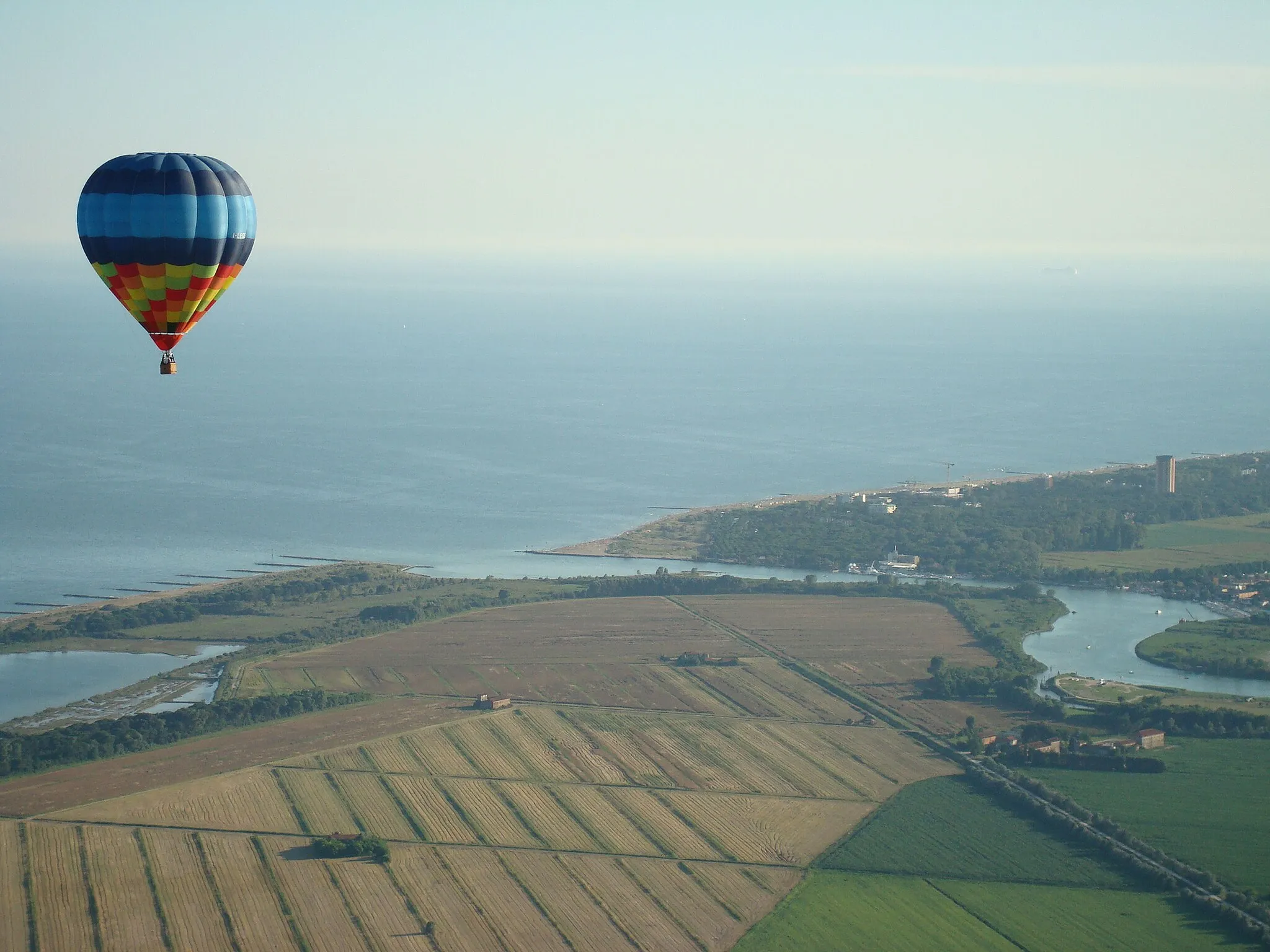 Photo showing: Foto della foce del Piave tra Eraclea Mare e Jesolo vista dalla Mongolfiera a 200 metri di altezza.