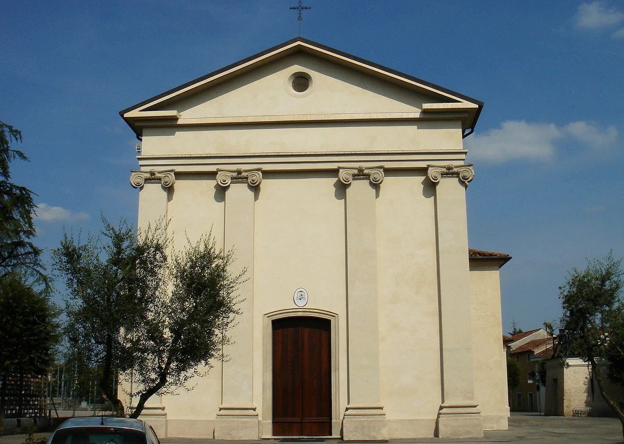 Photo showing: Zoppè di San Vendemiano (Treviso): Facciata e campanile mozzo della chiesa parrocchiale.