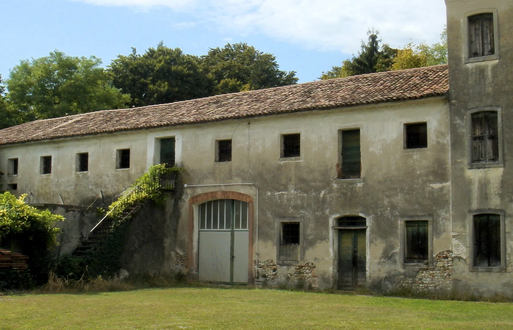 Photo showing: Zoppè di San Vendemiano (Treviso): Villa Vettori (XIX secolo), barchessa a sud, adiacente il fianco sinistro dell'edificio padronale.