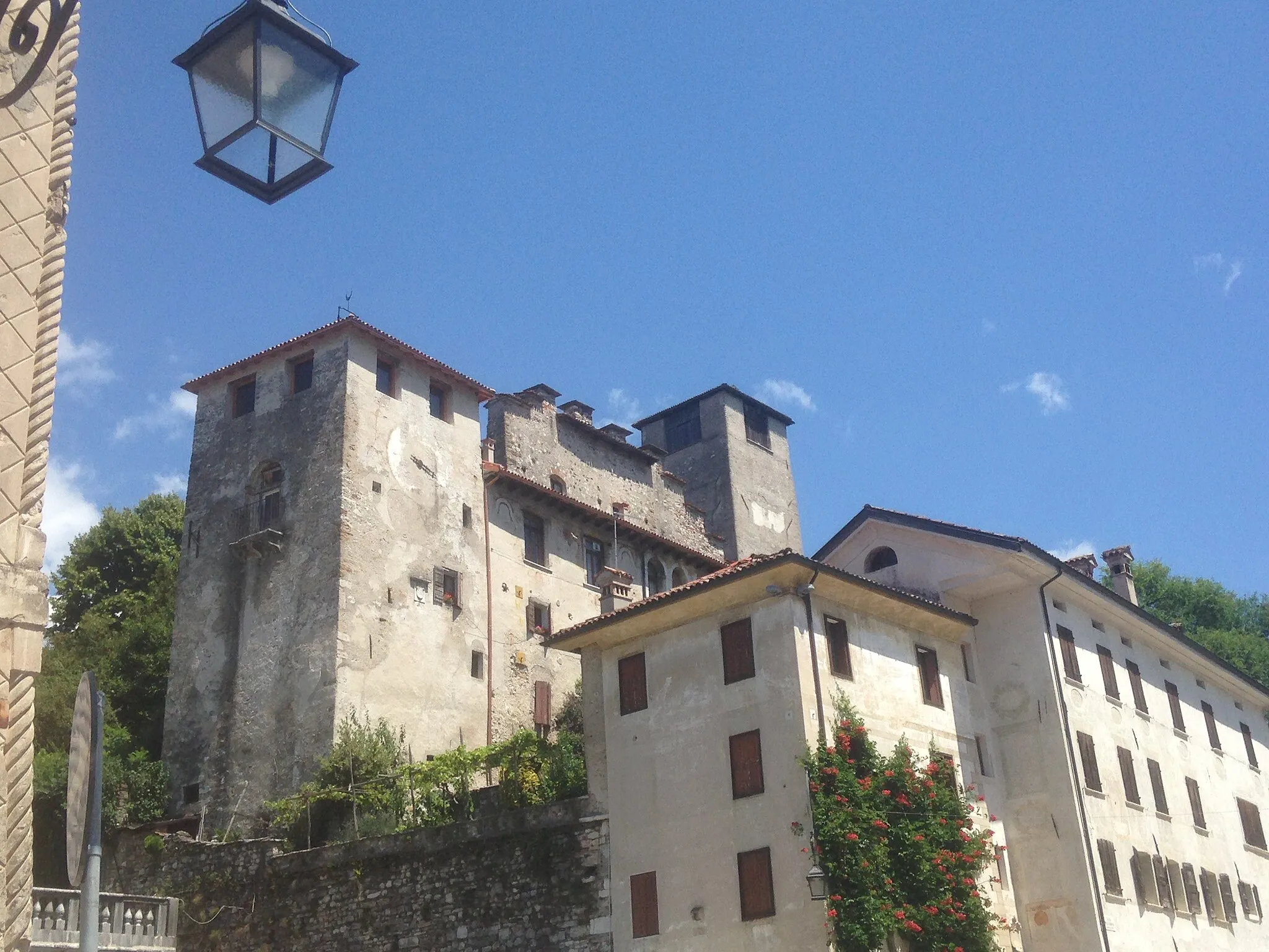 Photo showing: Vista complessiva del Castello di Alboino da Piazza Maggiore.