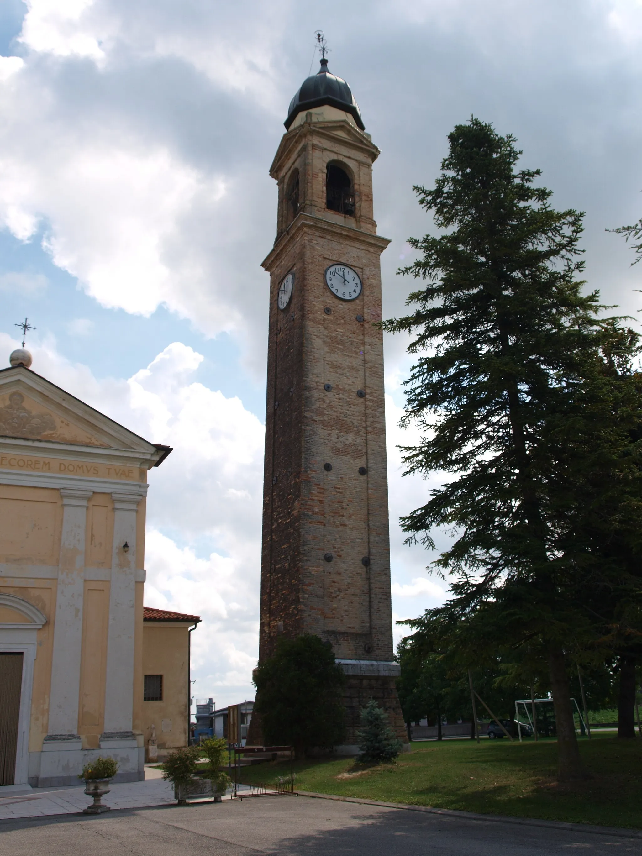 Photo showing: The bell tower of the chiesa di San Martino Vescovo (church of Saint Martin) in Barco (Pravisdomini), in Northeast Italy.