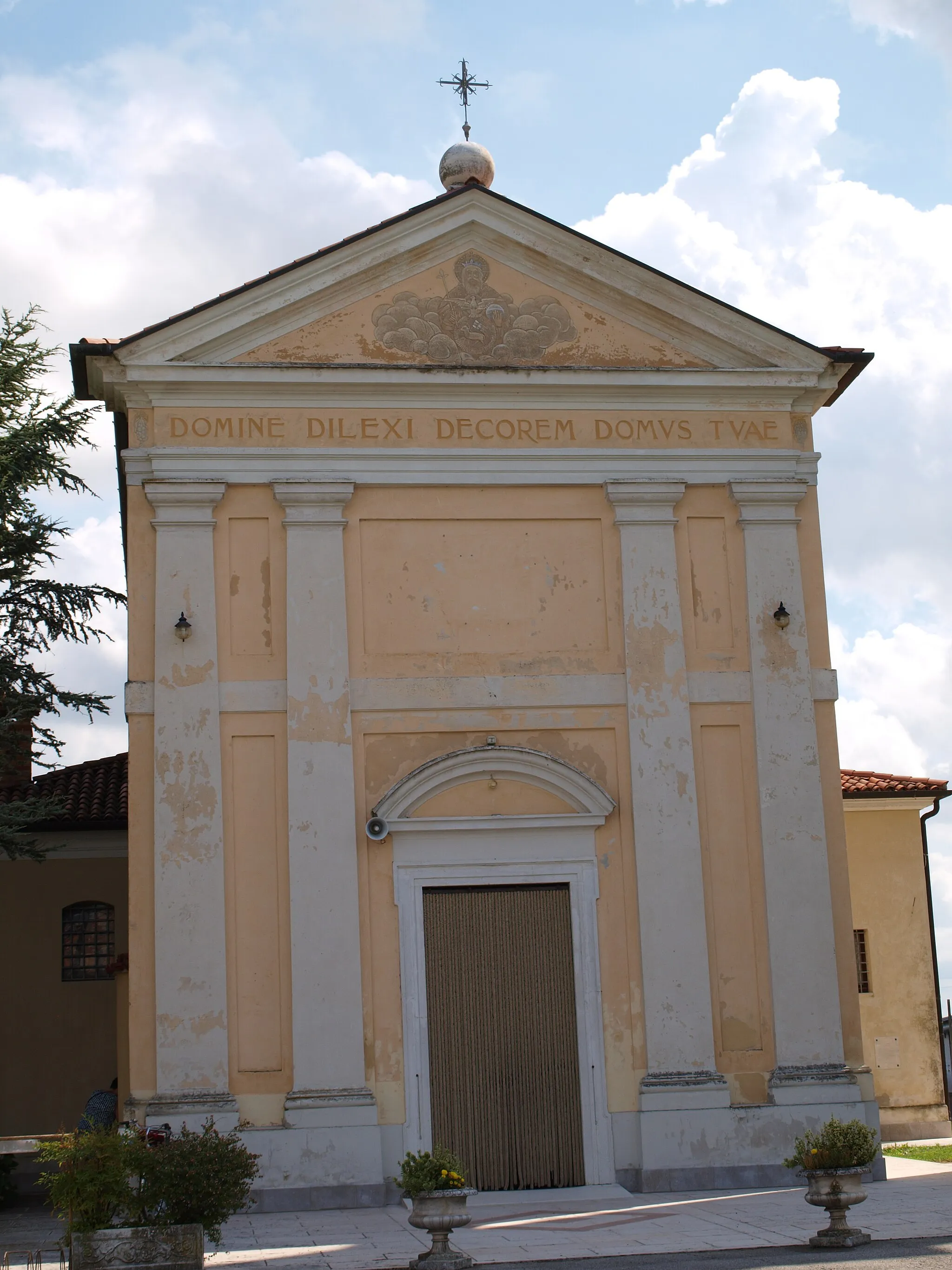 Photo showing: The facade of the chiesa di San Martino Vescovo (church of Saint Martin) in Barco (Pravisdomini), in Northeast Italy.
