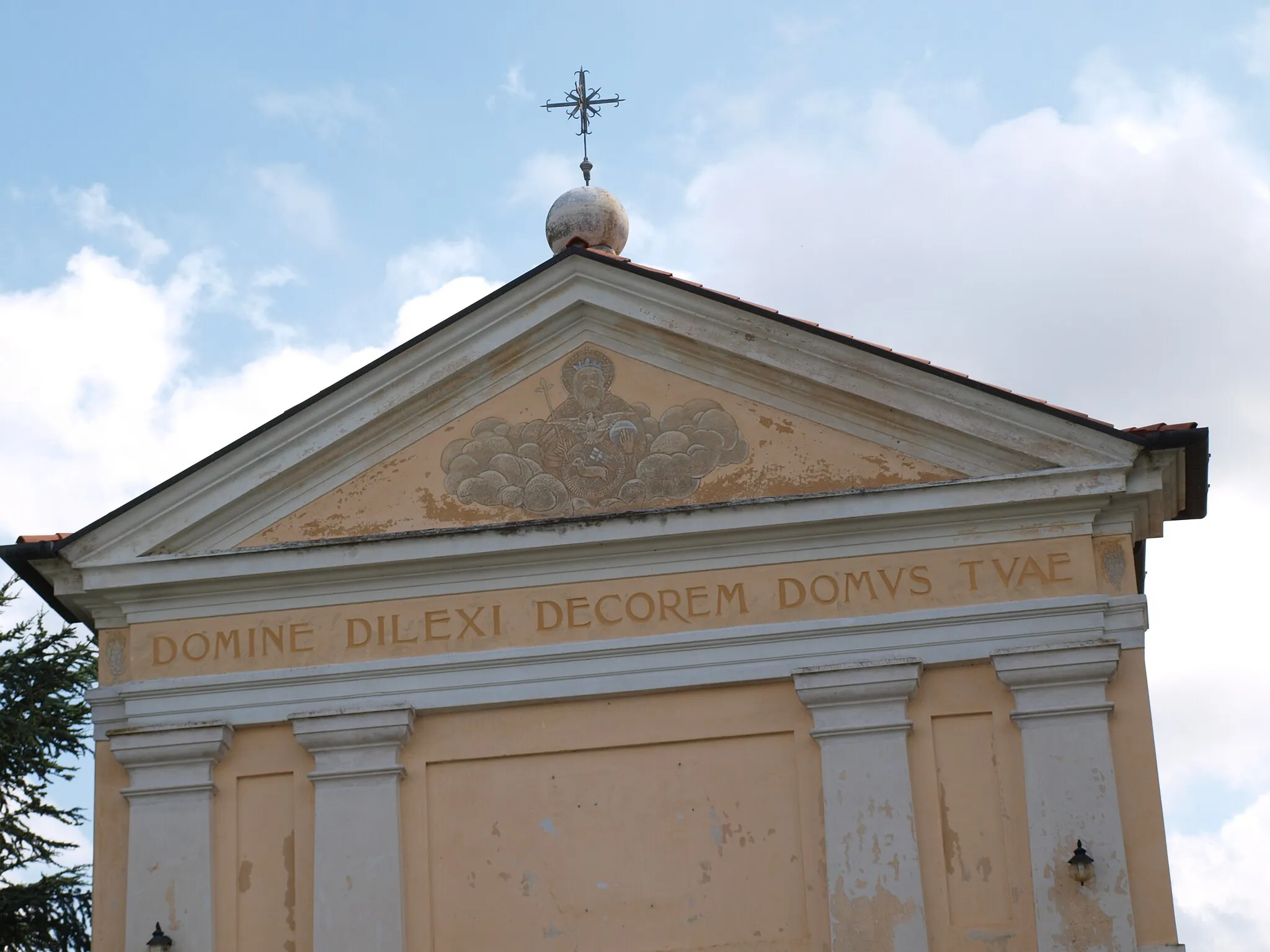 Photo showing: A detail of the facade of the chiesa di San Martino Vescovo (church of Saint Martin) in Barco (Pravisdomini), in Northeast Italy.