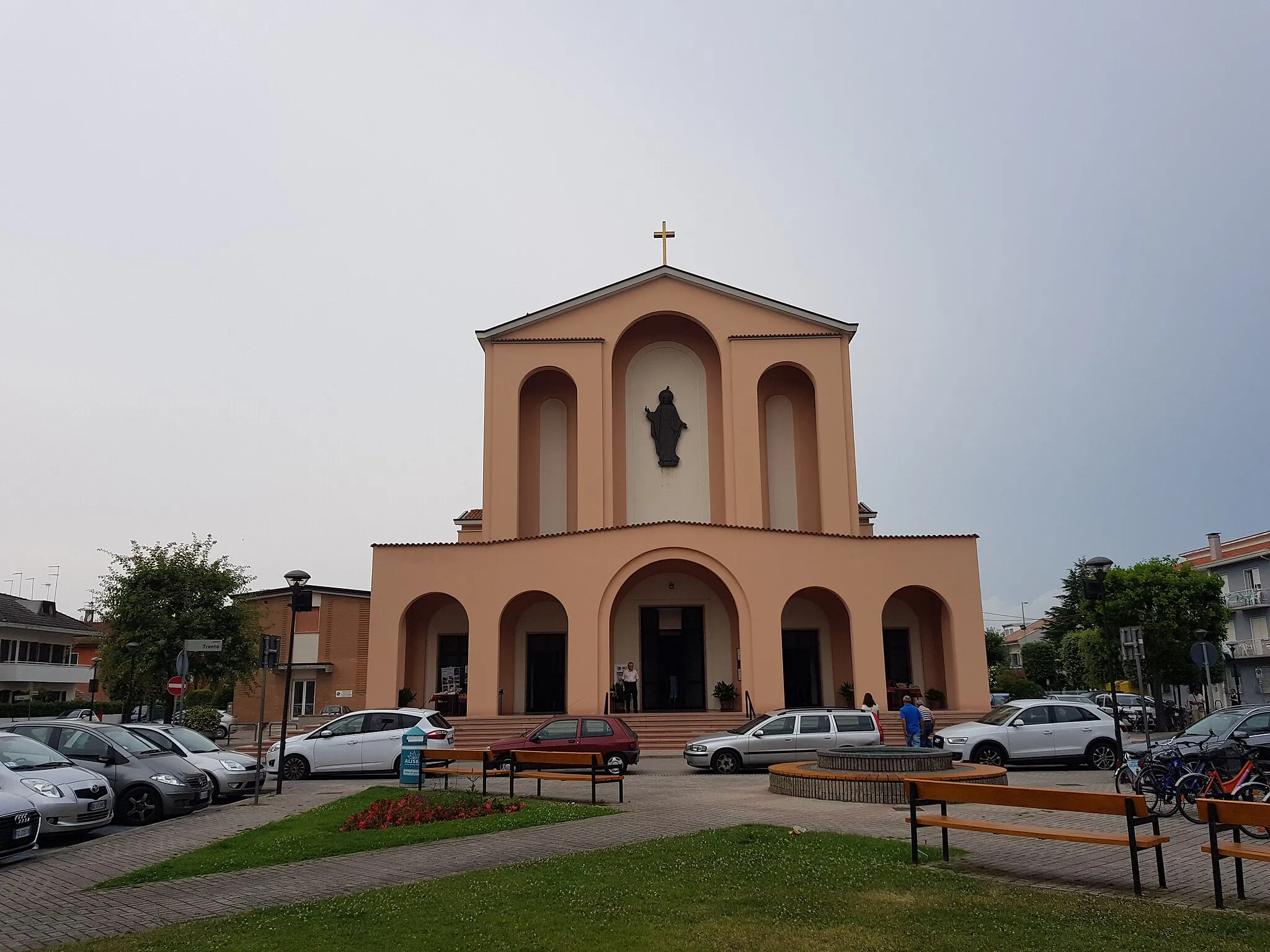 Photo showing: Lido di Jesolo: la chiesa parrocchiale del Sacro Cuore Di Gesù.