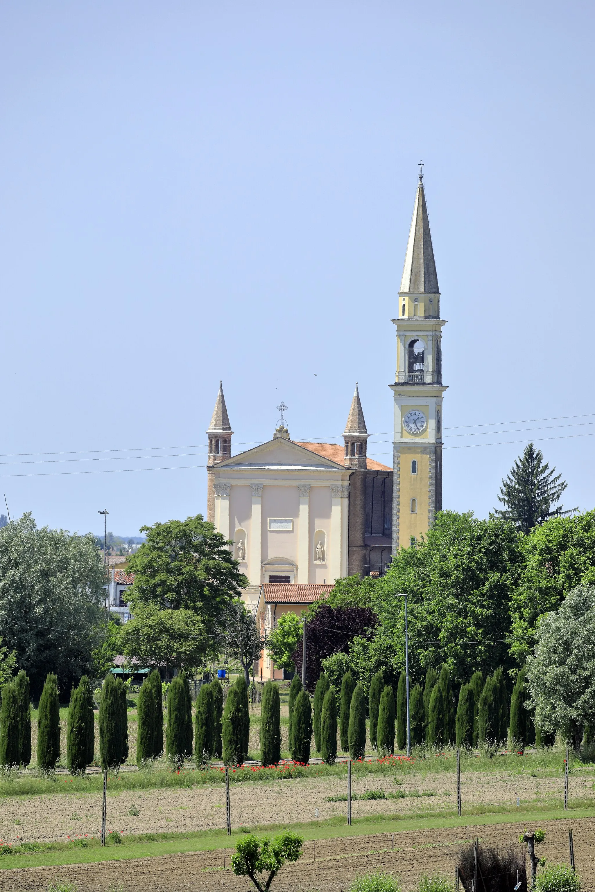 Photo showing: Die neoklassizistische Kirche ist vergleichsweise jung, sie wurde erst 1856 bis 1864 gebaut. Vom Etschradweg auf dem Deich, in der Po-Ebene sind das die nahezu einzigen erhöhten Kamerastandorte.