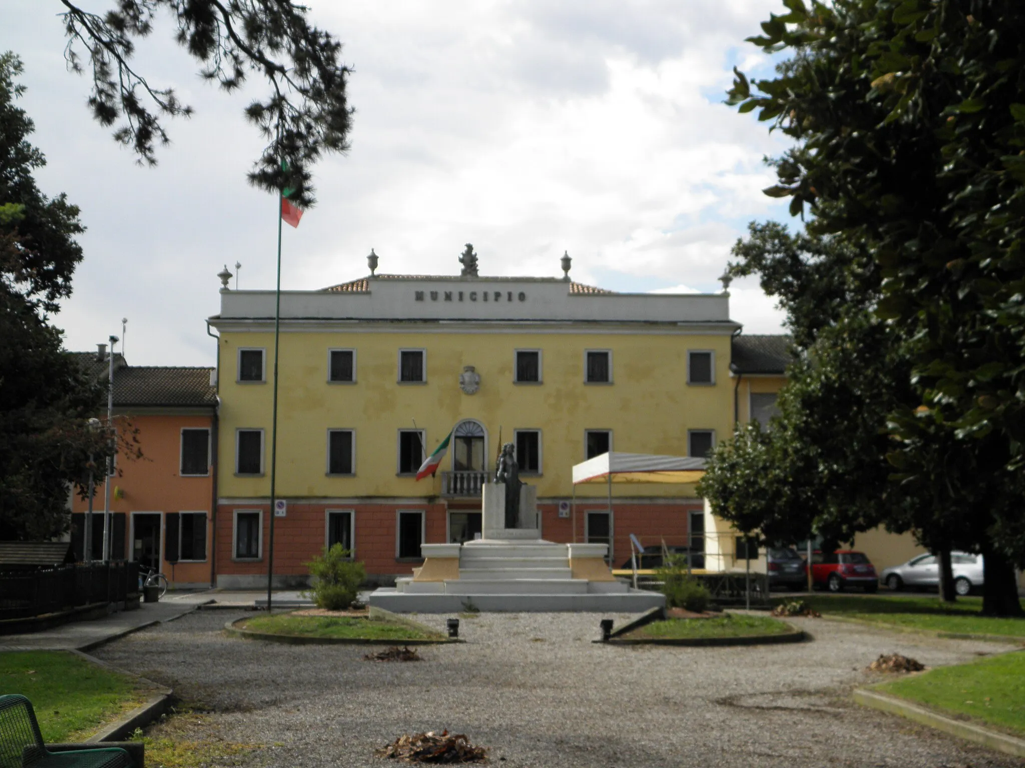 Photo showing: Terrazzo: il piazzale antistante a Villa Adele-Brizzi, sede municipale, con il monumento ai caduti.
