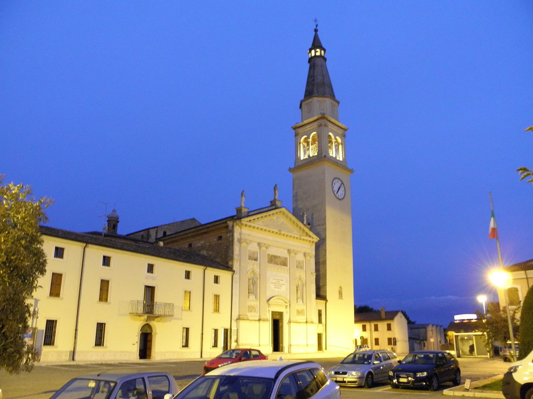 Photo showing: Roverchiara, la chiesa parrocchiale di San Zeno Vescovo in tarda serata.