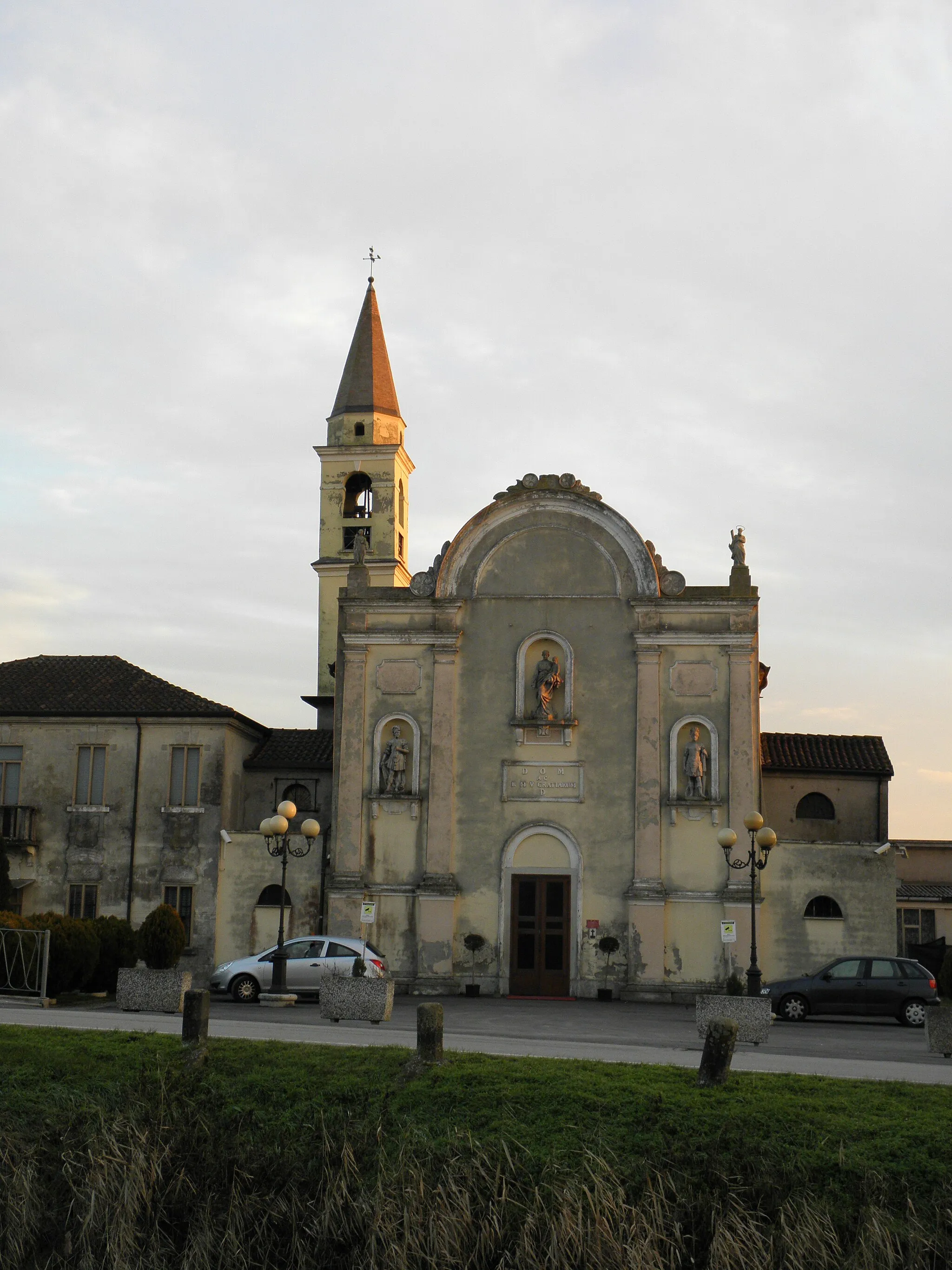 Photo showing: Fasana, frazione del comune di Adria: La chiesa parrocchiale dedicata alla Beata Maria Vergine delle Grazie.