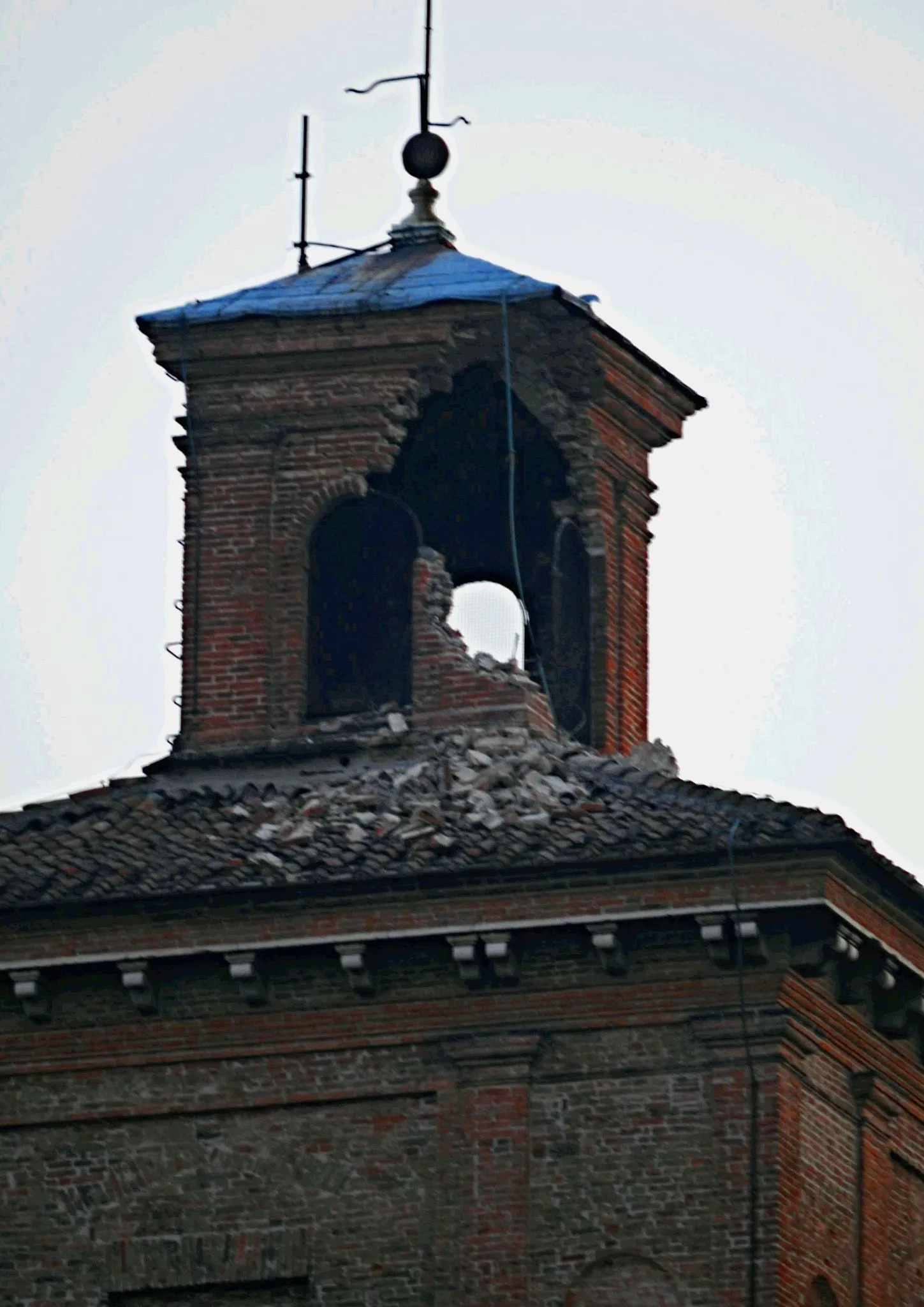 Photo showing: Terremoto a Ferrara, la torretta Leoni del Castello Estense