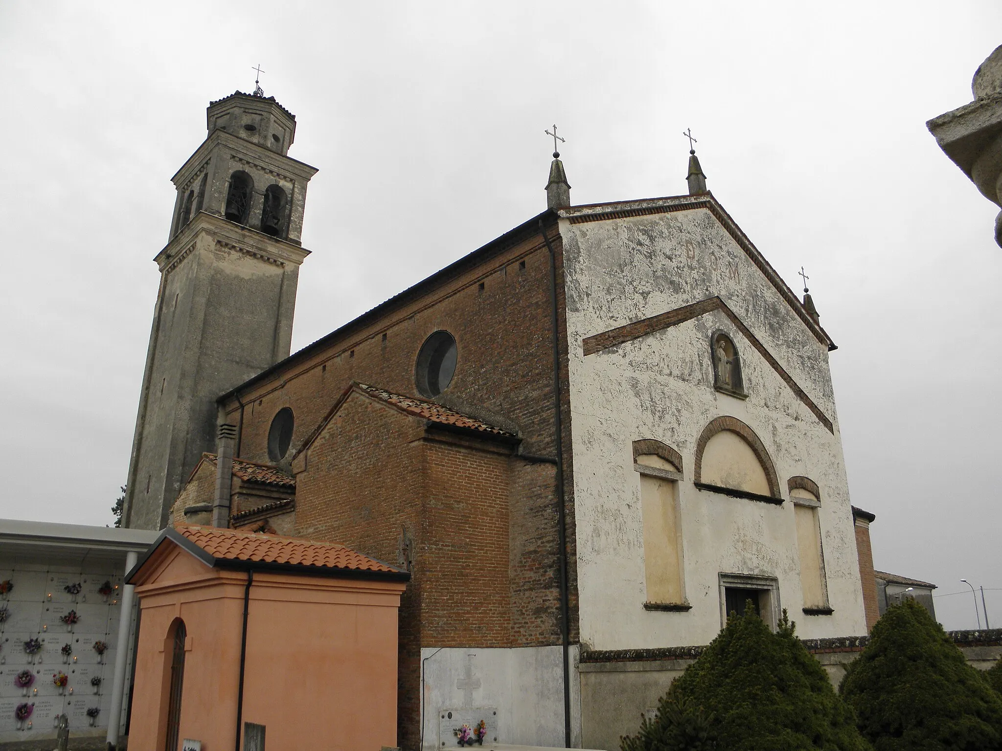 Photo showing: Valli Mocenighe, frazione di Piacenza D'Adige: la chiesa parrocchiale dell'Annunciazione della Beata Vergine Maria e parte del cimitero del paese.
