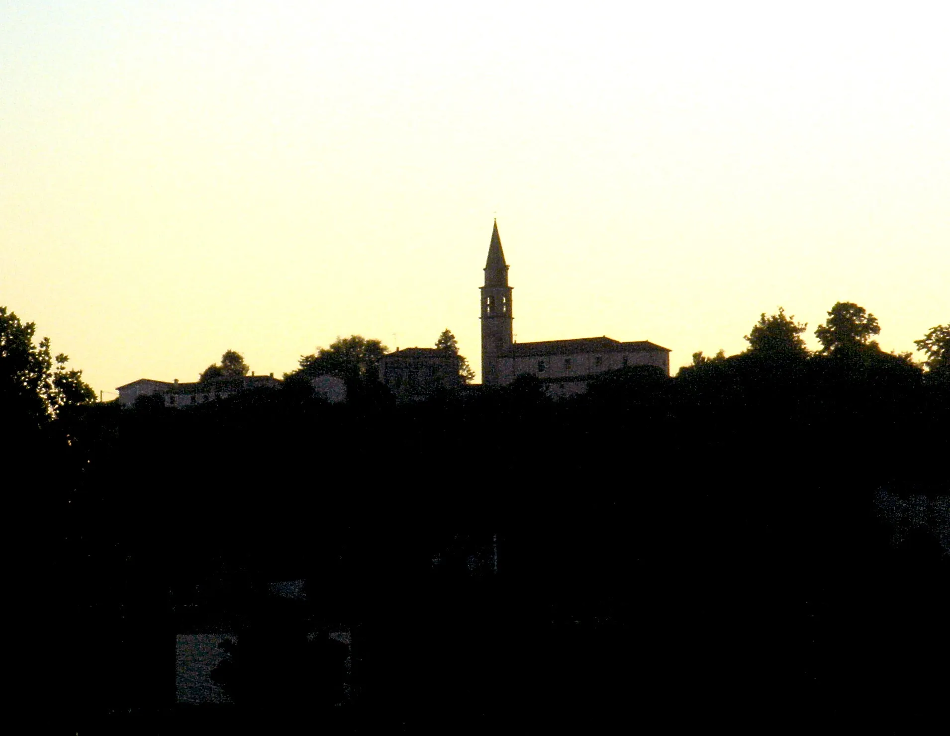 Photo showing: San Martino (Colle Umberto, Treviso, Italia): il colle con la chiesa e il campanile alla luce del tramonto. Veduta dall'area di Borgo Mescolino.