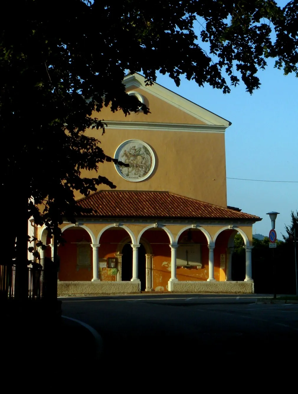 Photo showing: San Martino (Colle Umberto, Treviso, Italia): chiesa arcipretale di San Martino, con il portico rinascimentale.