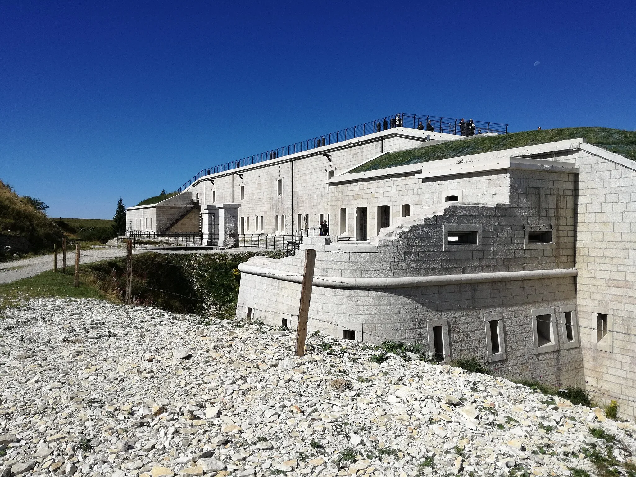 Photo showing: Forte Lisser, blocco di casematte, entrata, fossato di gola e caponiera dopo i restauri per il centenario