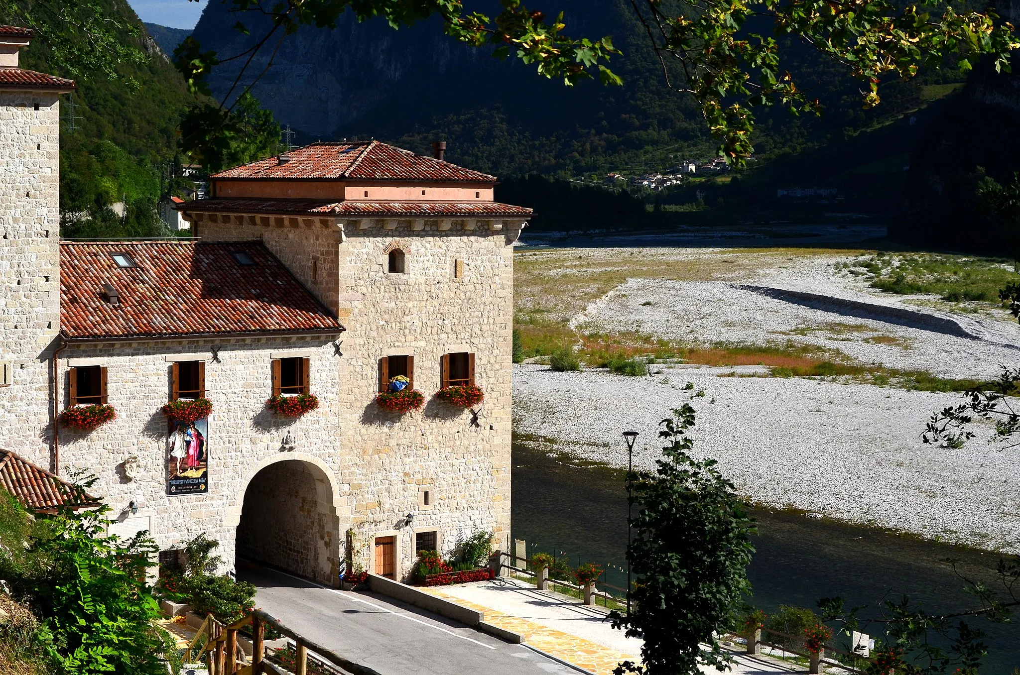 Photo showing: Il Castello di San Gerolamo Emiliani - antico punto daziario e oggi casa di preghiera con foresteria - sulle sponde del fiume Piave presso Quero (BL)