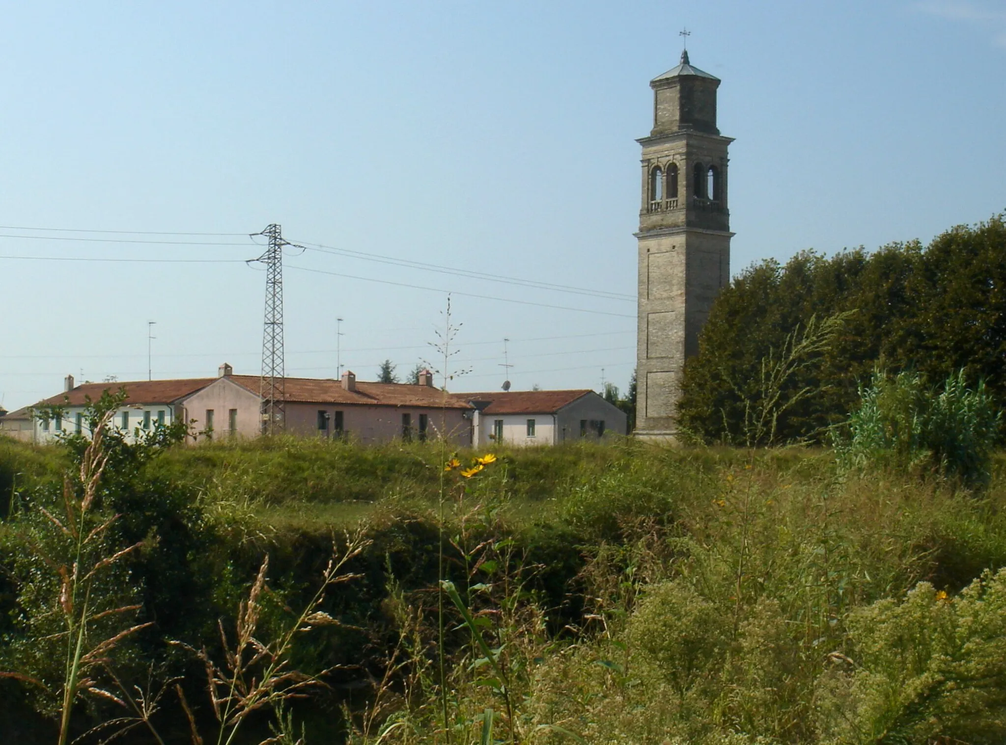 Photo showing: Sarano di Santa Lucia di Piave (Treviso): veduta col campanile dalle sponde del fiume Crevada.