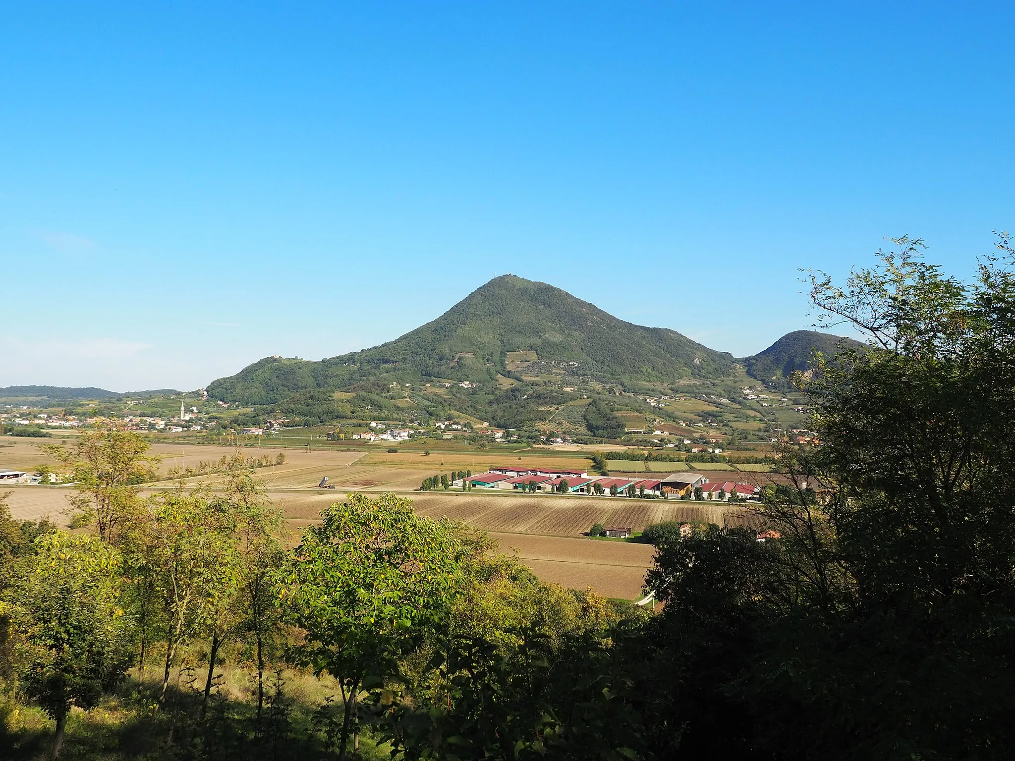 Photo showing: Monte Lovertino, pressi dell'oratorio della Madonna della Salute, già parrocchiale di San Silvestro: vista di Monte Madonna (526 m s.l.m.), alla sua destra, più basso, Monte Altore (360 m s.l.m.).