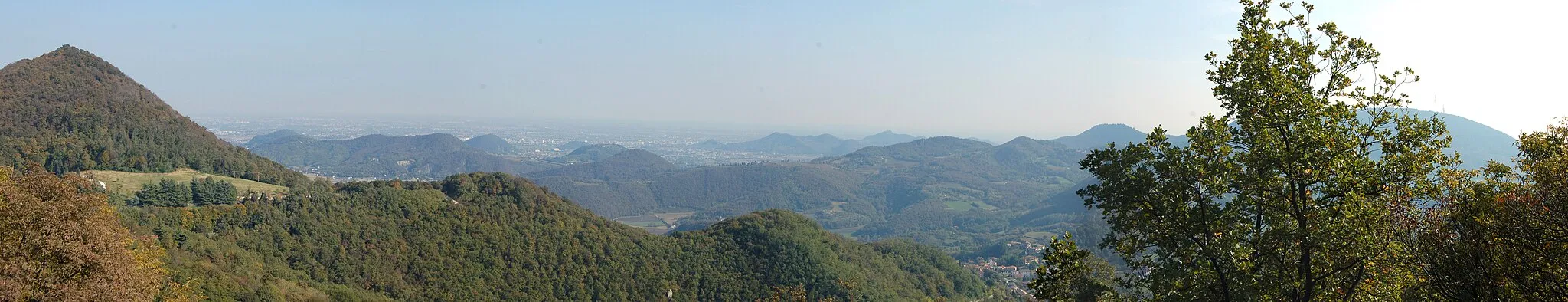 Photo showing: View across Colli Euganei from Monte della Madonna road towards southwest, with Teolo (Padova Province, Italy) in the valley (Panoramic stitched together from four images by means of ArcSoft Panorama Maker 4).