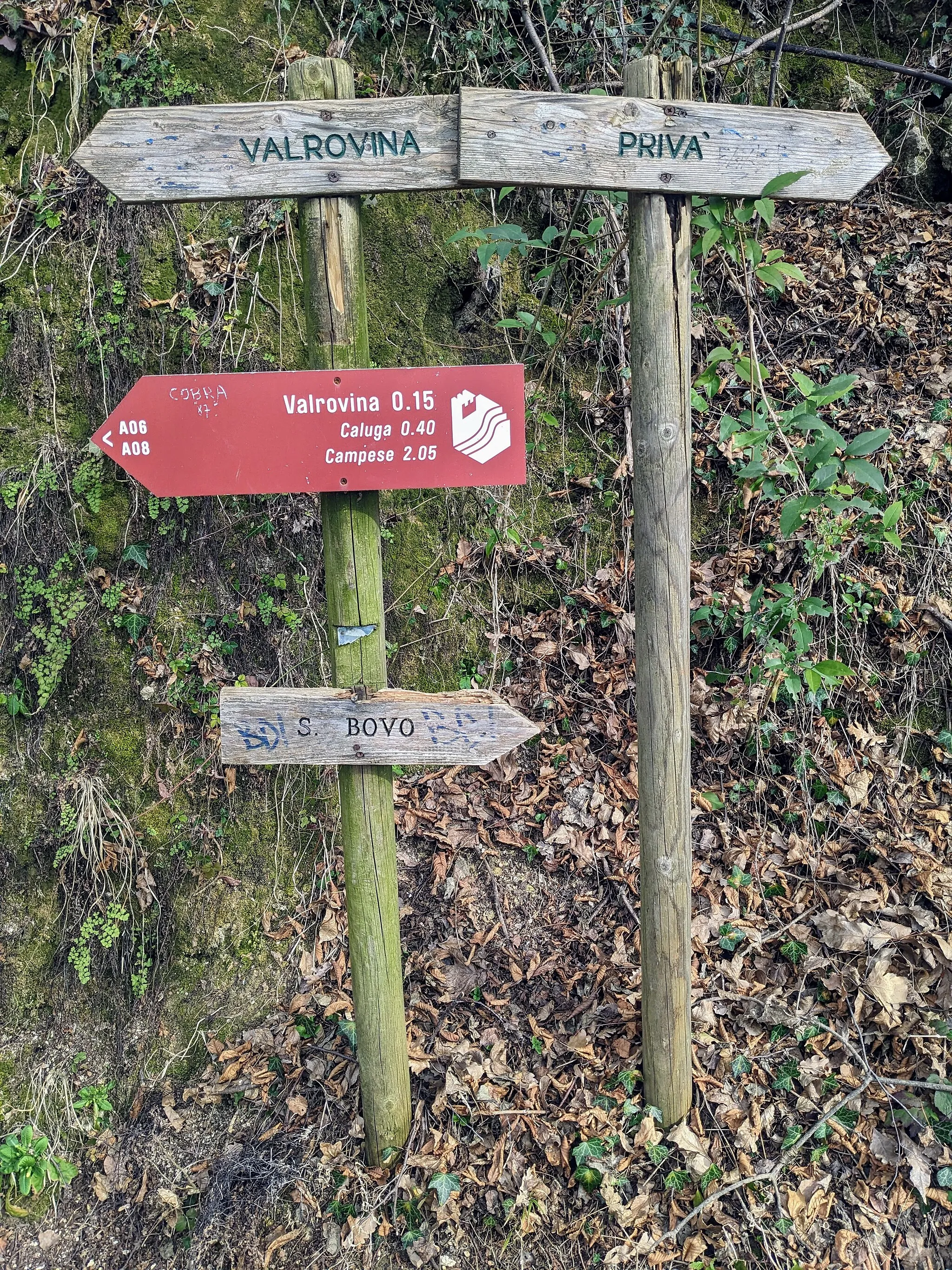 Photo showing: Guidepost along the path that leads from San Michele towards Valrovina, in the municipality of Bassano del Grappa