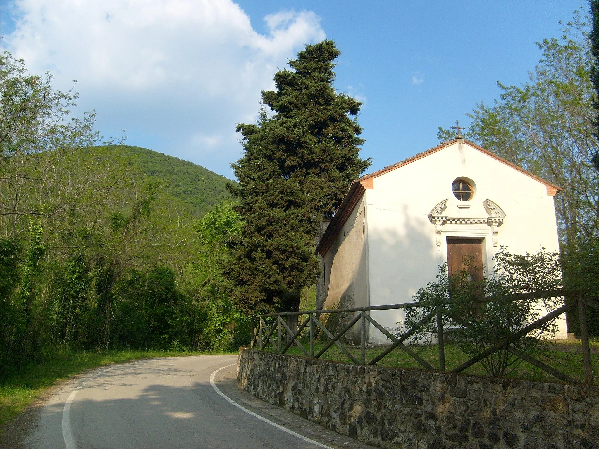 Photo showing: La Chiesetta di Santa Lucia e sullo sfondo il Monte Rusta.