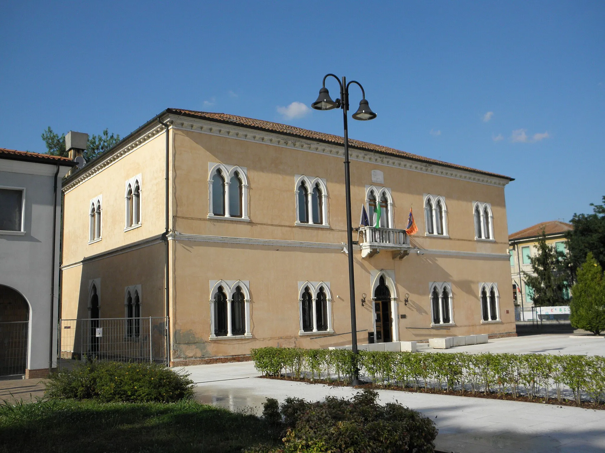 Photo showing: Ceregnano: il Palazzo Municipale.
