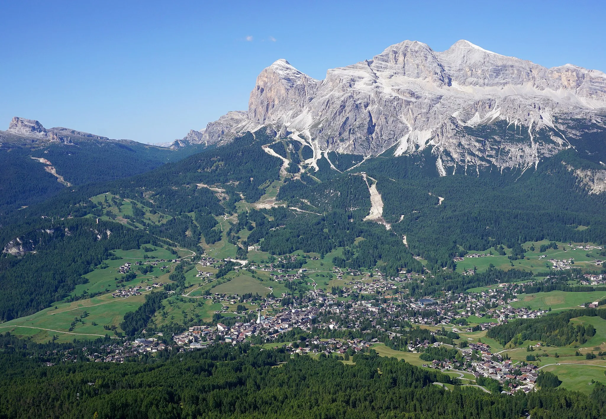 Photo showing: Cortina d'Ampezzo seen from Faloria.