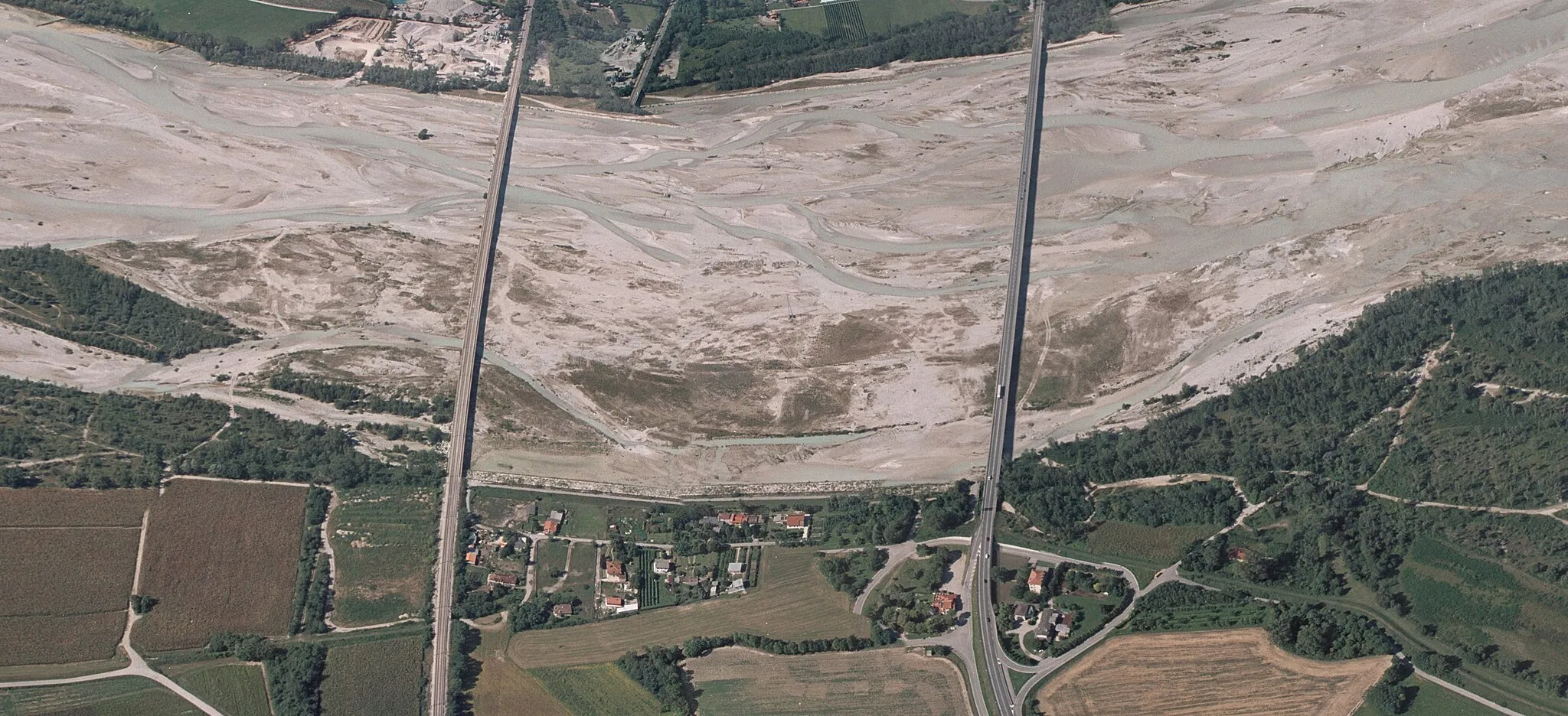 Photo showing: Ponti della Delizia (Friuli) visti dalla sponda  (sinistra del fiume Tagliamento), in direzione est->ovest.
A destra il ponte stradale ed a sinistra quello ferroviario.

Foto del 2012