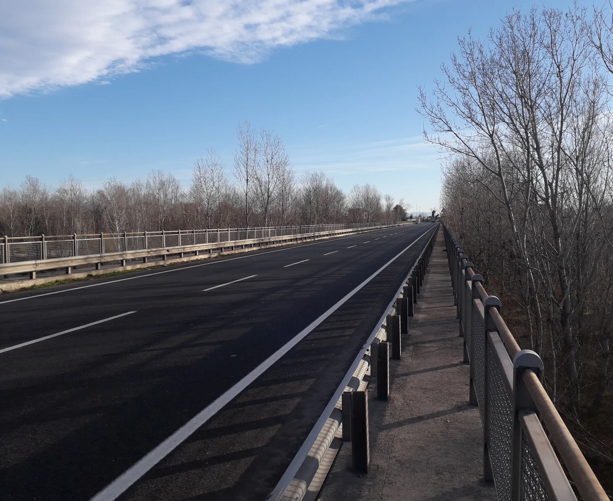 Photo showing: "Ponte della Delizia", bridge in Friuli (Italy) - view to the east entrance