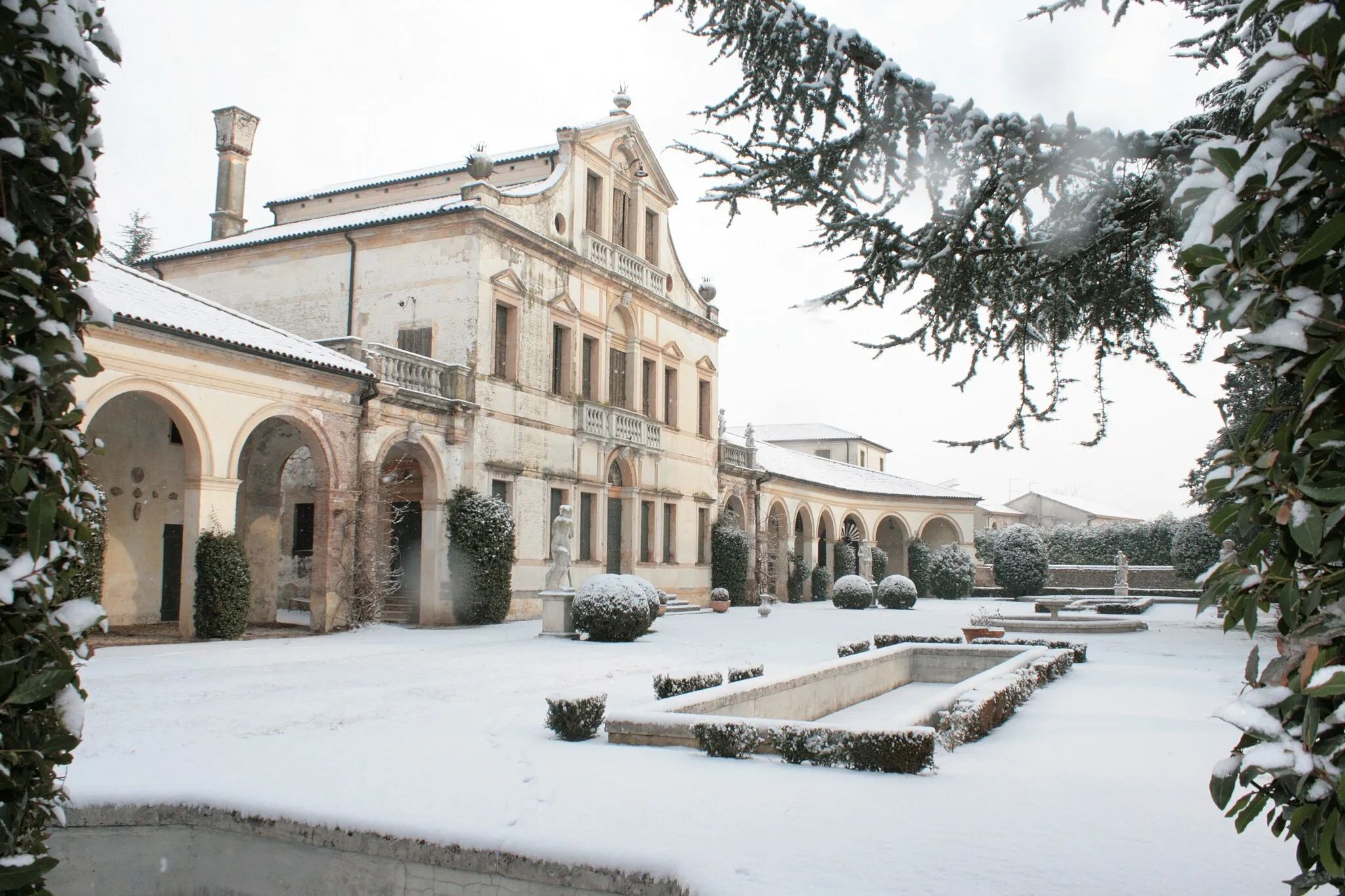 Photo showing: Scorcio invernale di villa Lattes: nella foto il parco anteriore, le barchesse e il corpo dominicale.