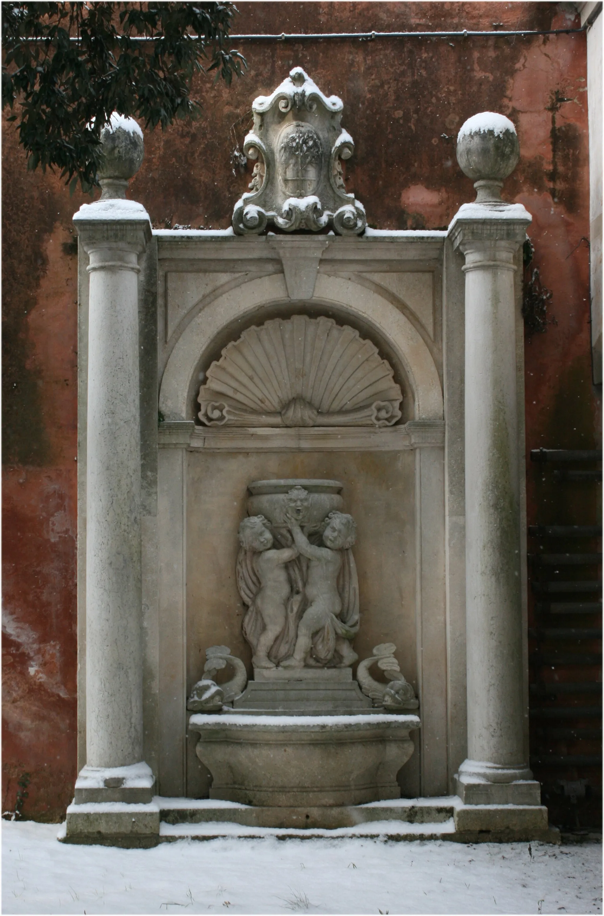 Photo showing: Villa Lattes: fontana dei putti