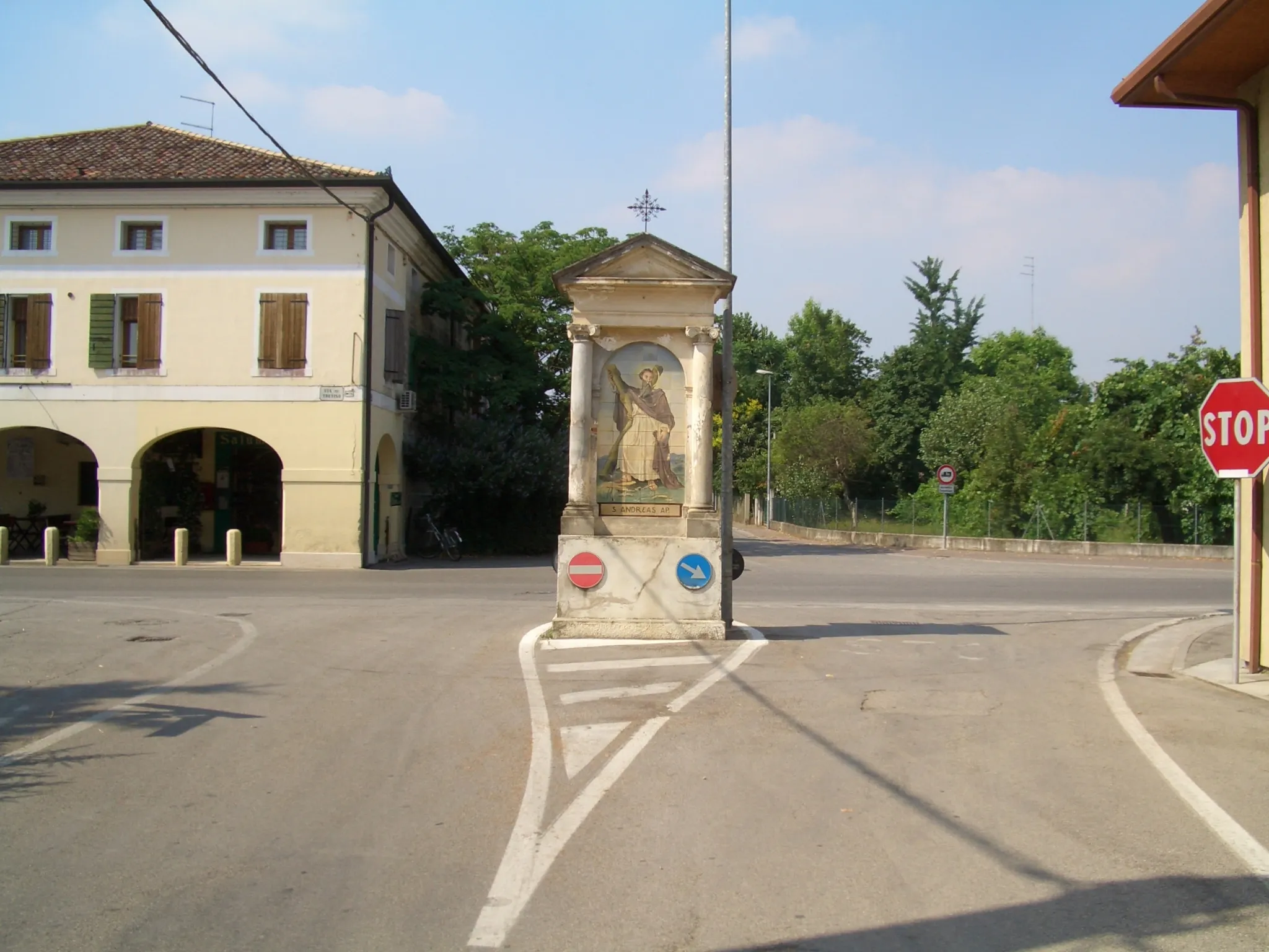 Photo showing: Immagine di uno degli incroci di Cavasagra.
Questo incrocio è vicino a Villa Corner