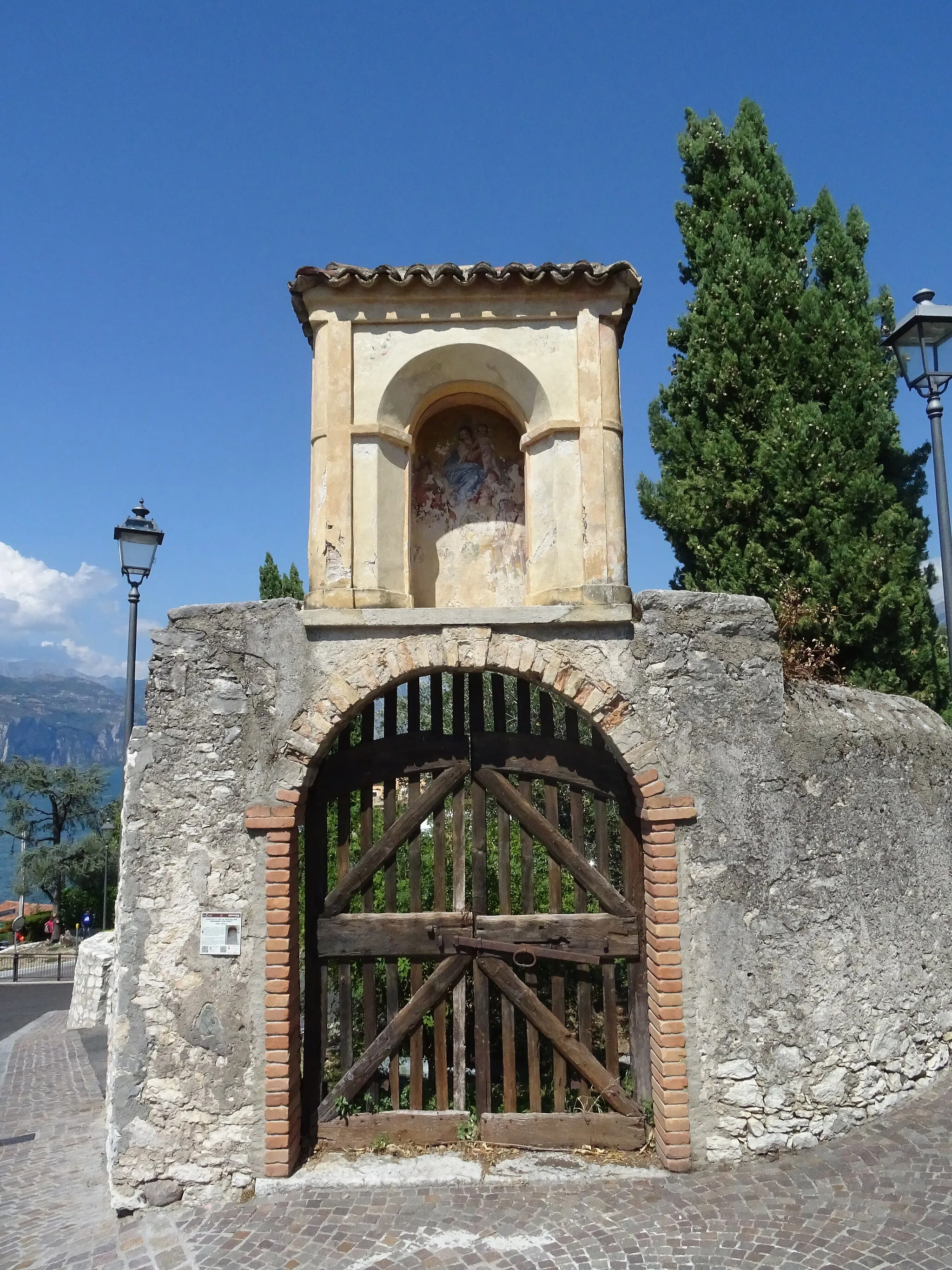 Photo showing: Magugnano (Brenzone sul Garda, Veneto, Italy) - Capitelli dei Caporali - Virgin Mary with saints