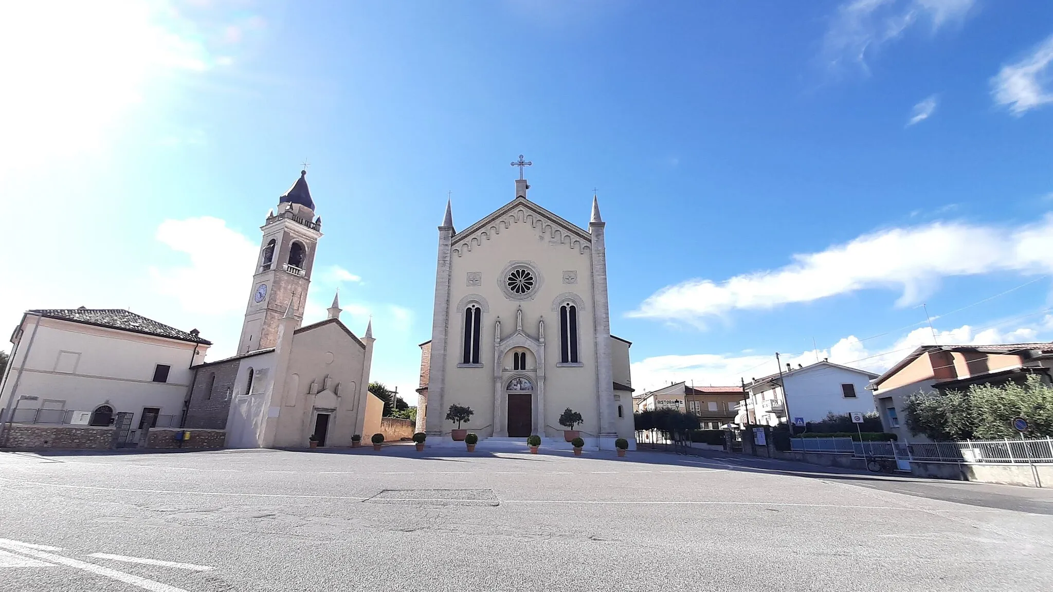 Photo showing: Veduta del campanile e delle facciate della chiesa parrocchiale e dell'abbazia di S. Zeno in Cellore d'Illasi (VR).