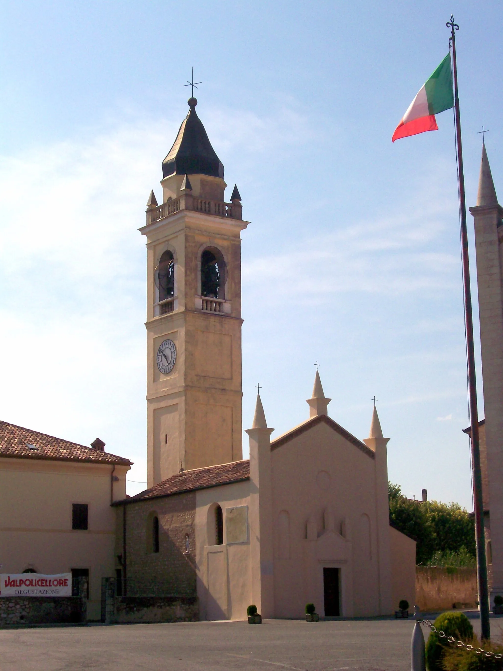 Photo showing: L'Abbazia di San Zeno in Cellore e il campanile della chiesa parrocchiale.