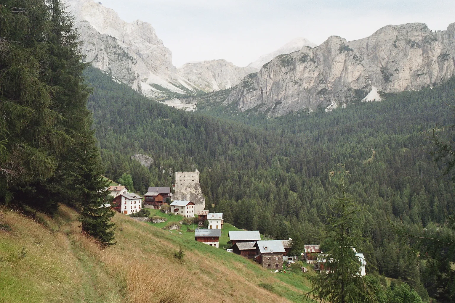 Photo showing: Castle Andraz with village Andraz (Livinallongo del Col di Lana/Buchenstein/Fodom) in Province of Belluno, Italy.