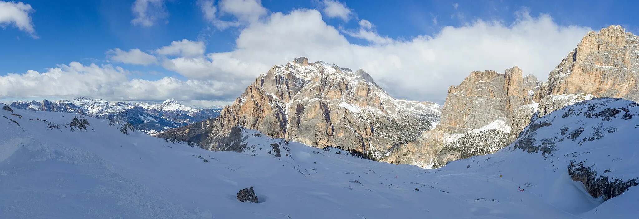 Photo showing: Skiing in the  in the Dolomites, South Tyrol. The Conturines, Piza Scotoni and Piza Fanes de Medo peaks in  the Gadertal (Ladin: Val Badia).