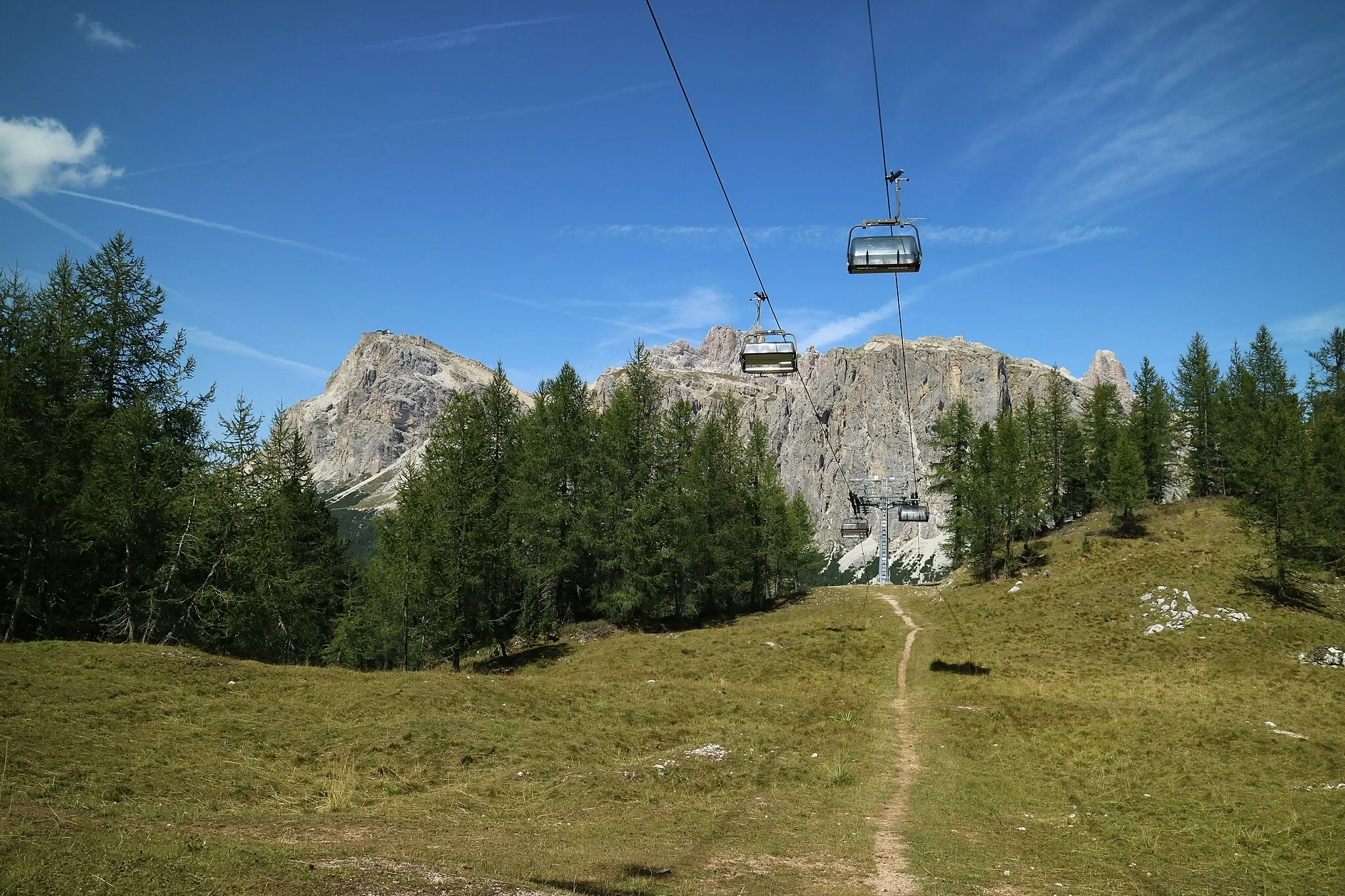 Photo showing: Seilbahn Cinque Torri zum Rifugio Scoiattoli, links hinten der Lagazuoi Piccolo, Ampezzaner Dolomiten, Provinz Belluno