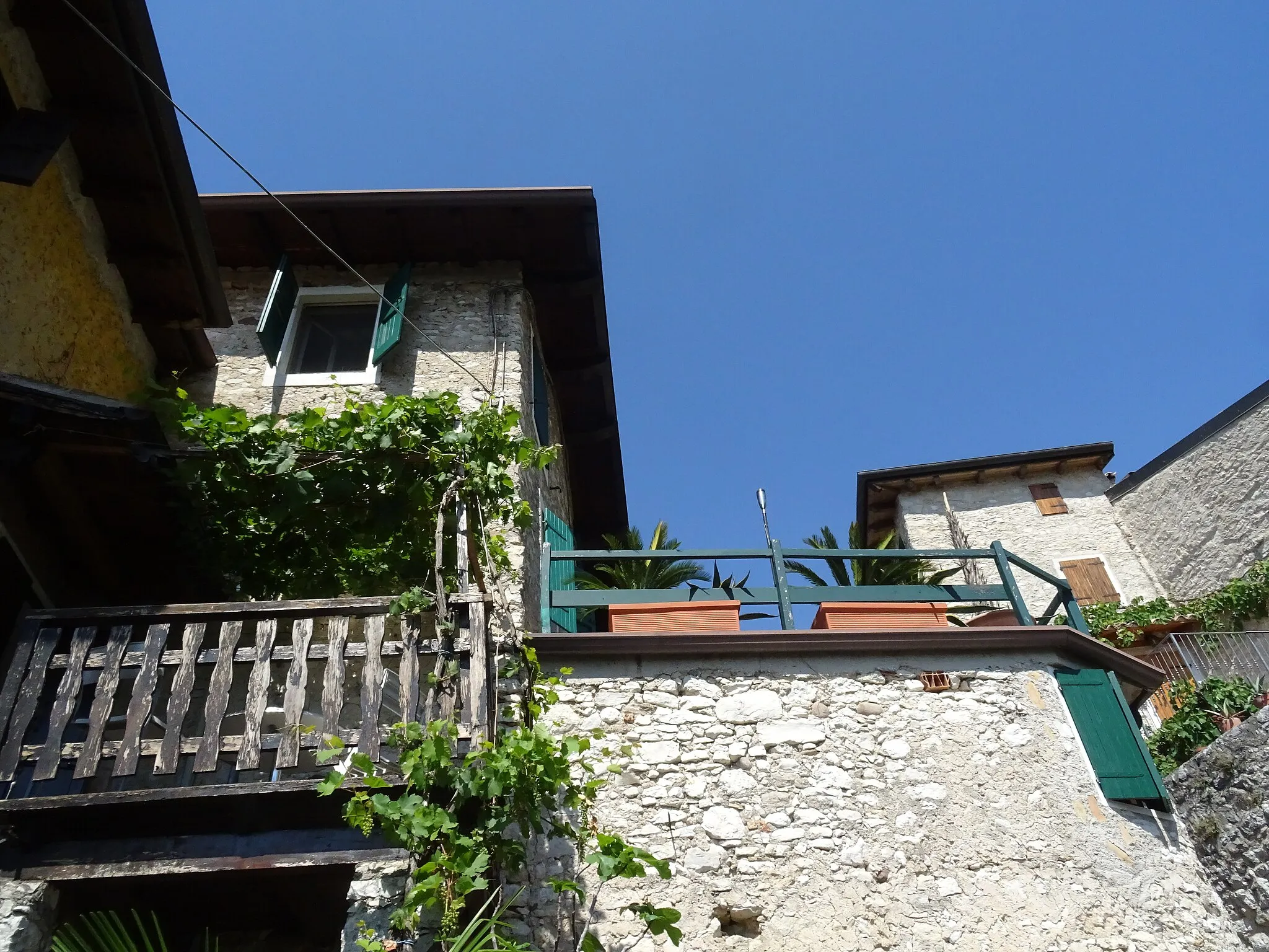 Photo showing: Castello (Brenzone sul Garda, Veneto, Italy) - Glimpse of Venzo