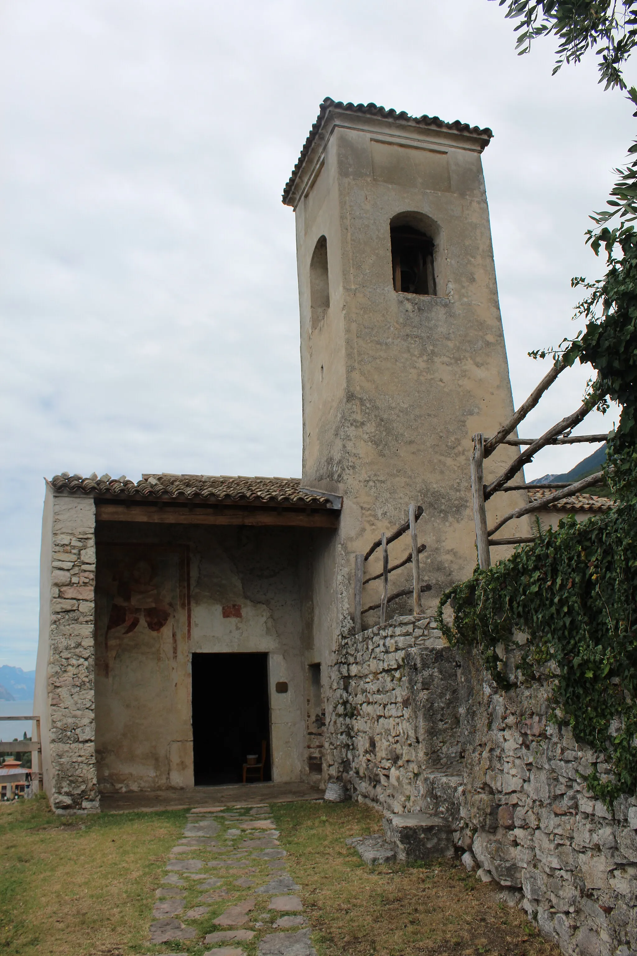 Photo showing: Chiesetta di Sant'Antonio Abate a Castelletto di Brenzone sul Garda (provincia di Verona). Stile romanico, realizzata tra il XIII e il XIV secolo