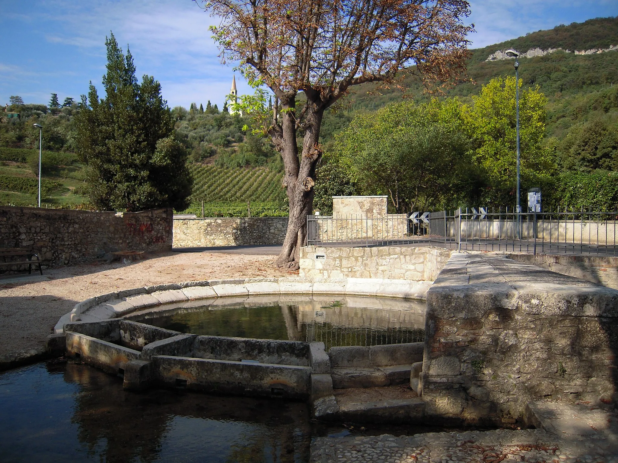 Photo showing: Fontana Fozze con la sua sorgente d'acqua fu un antico lavatoio paesano.