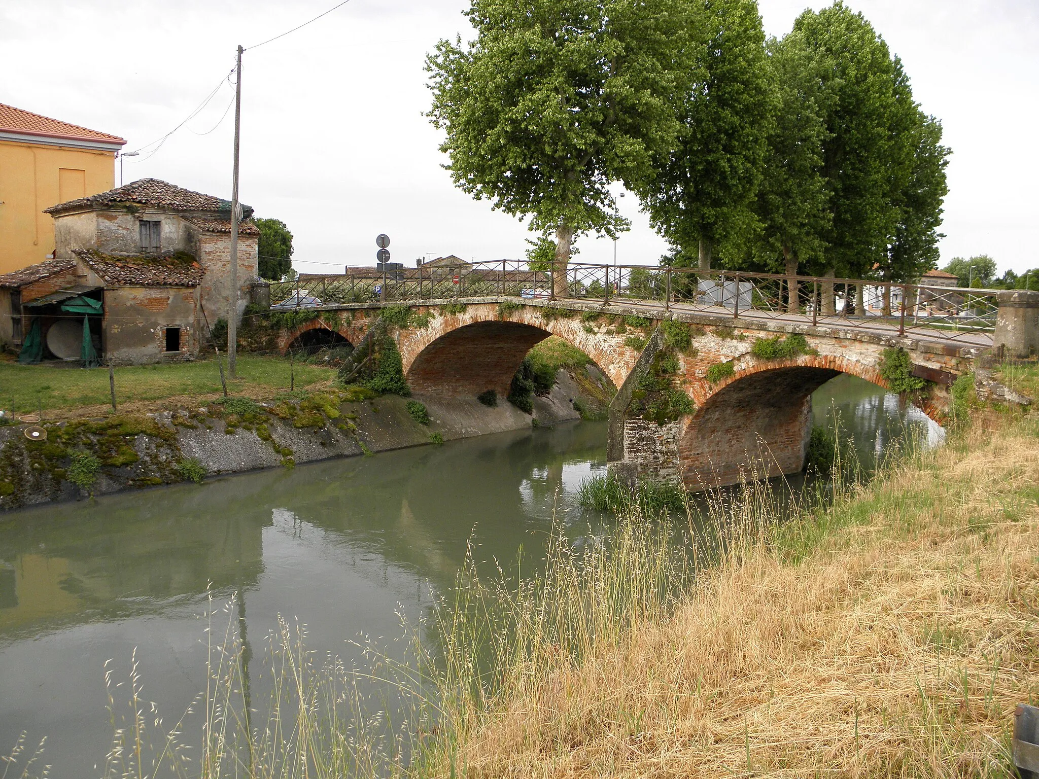 Photo showing: Comune di Lendinara: il vecchio ponte sull'Adigetto che collega la frazione Rasa, sulla sponda sinistra, a Ramo di Palo. Foto presa dalla sponda di Rasa.