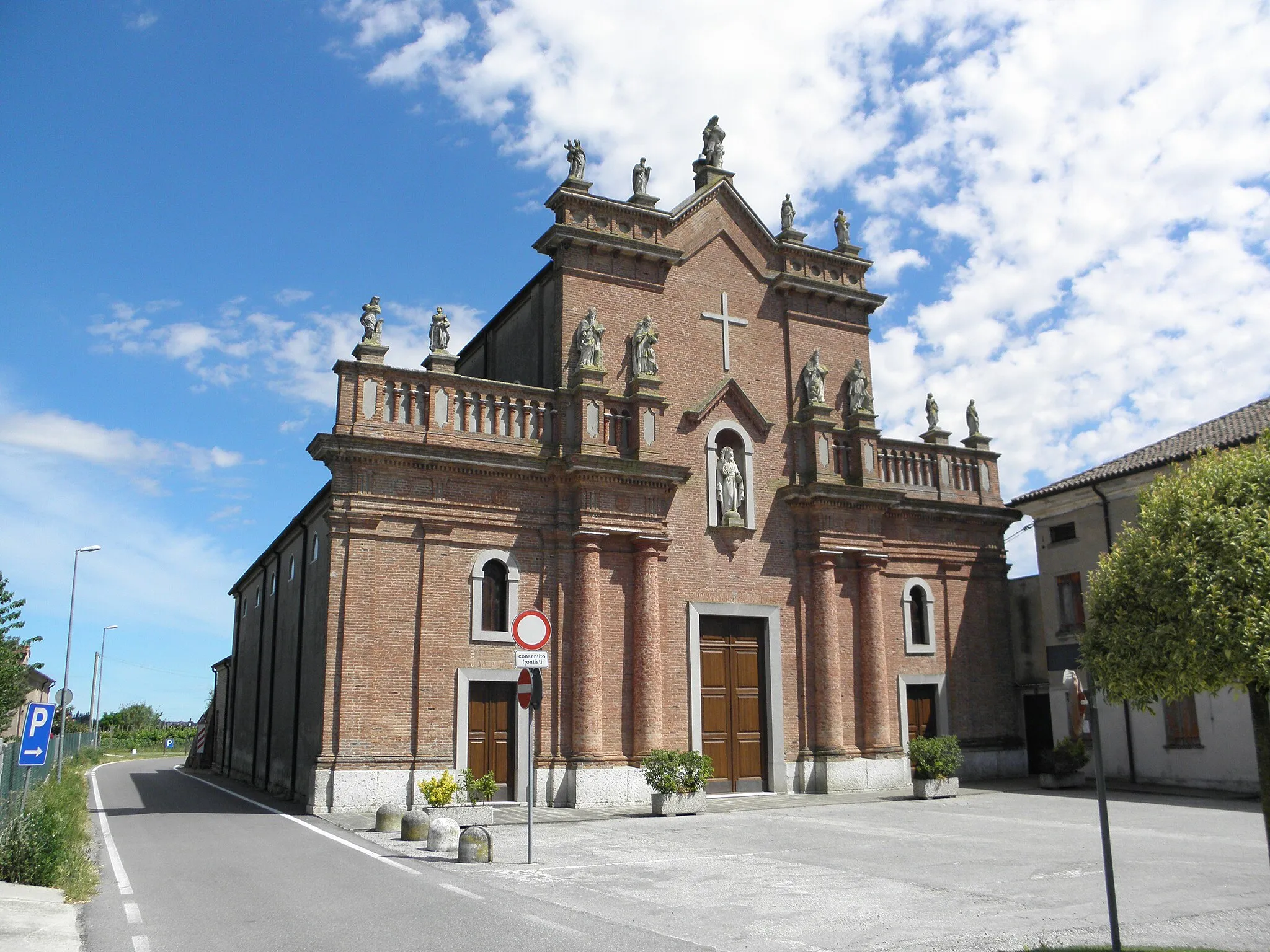Photo showing: Ramodipalo, frazione di Lendinara: la chiesa parrocchiale di San Giacomo Apostolo.