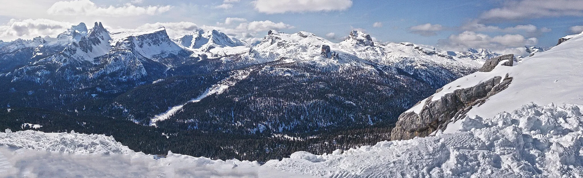 Photo showing: Tofana de Pomedes, a view to Cinque Torri rocks, Cortina d'Ampezzo.