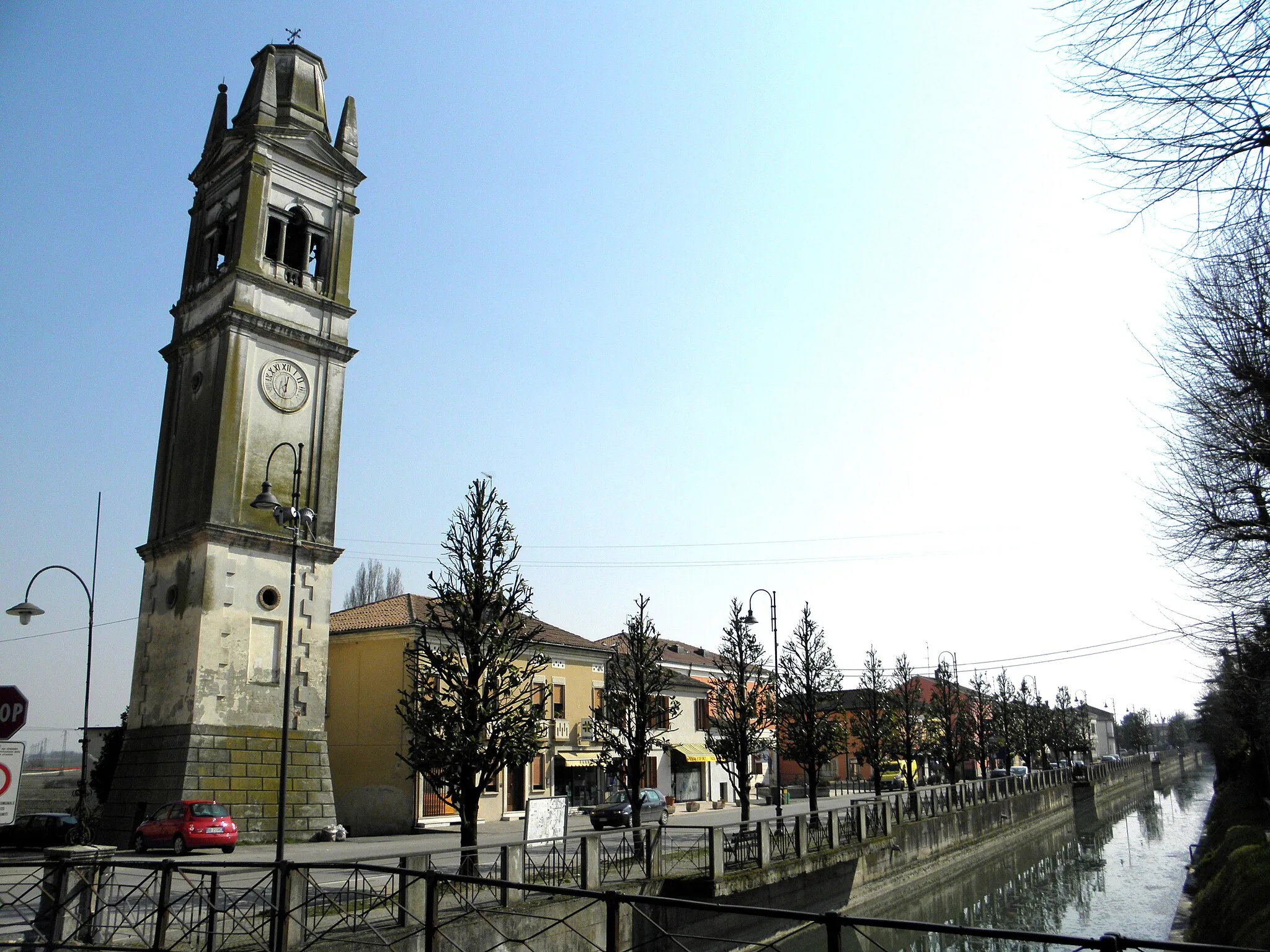 Photo showing: Villanova del Ghebbo: Via Roma con il campanile della parrocchiale di San Michele Arcangelo e fiume Adigetto presi dal ponte Ghebbo che separa il paese da Valdentro, nel comune di Lendinara.