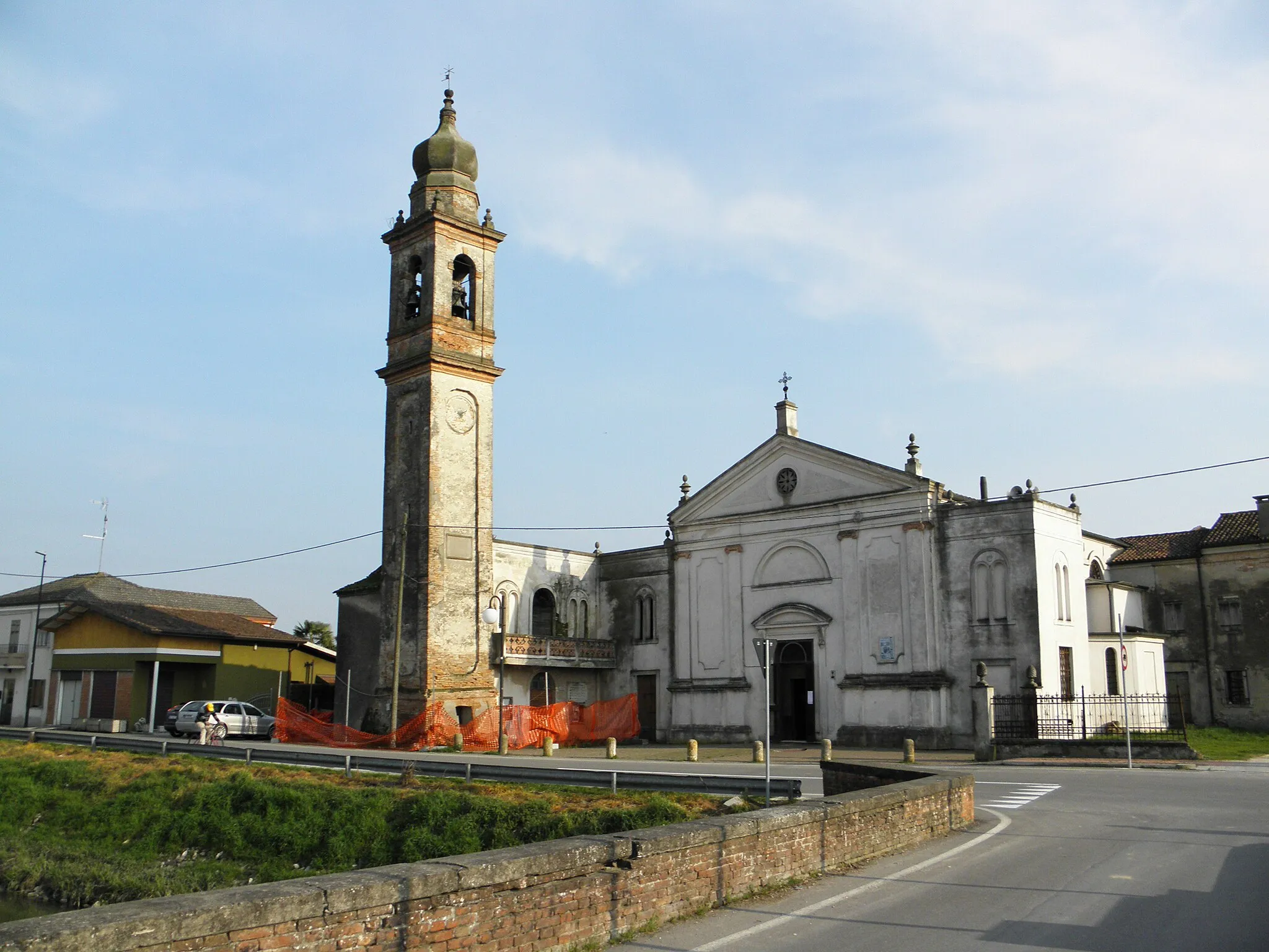 Photo showing: Bornio, frazione di Villanova del Ghebbo: la parrocchiale di San Giuliano.