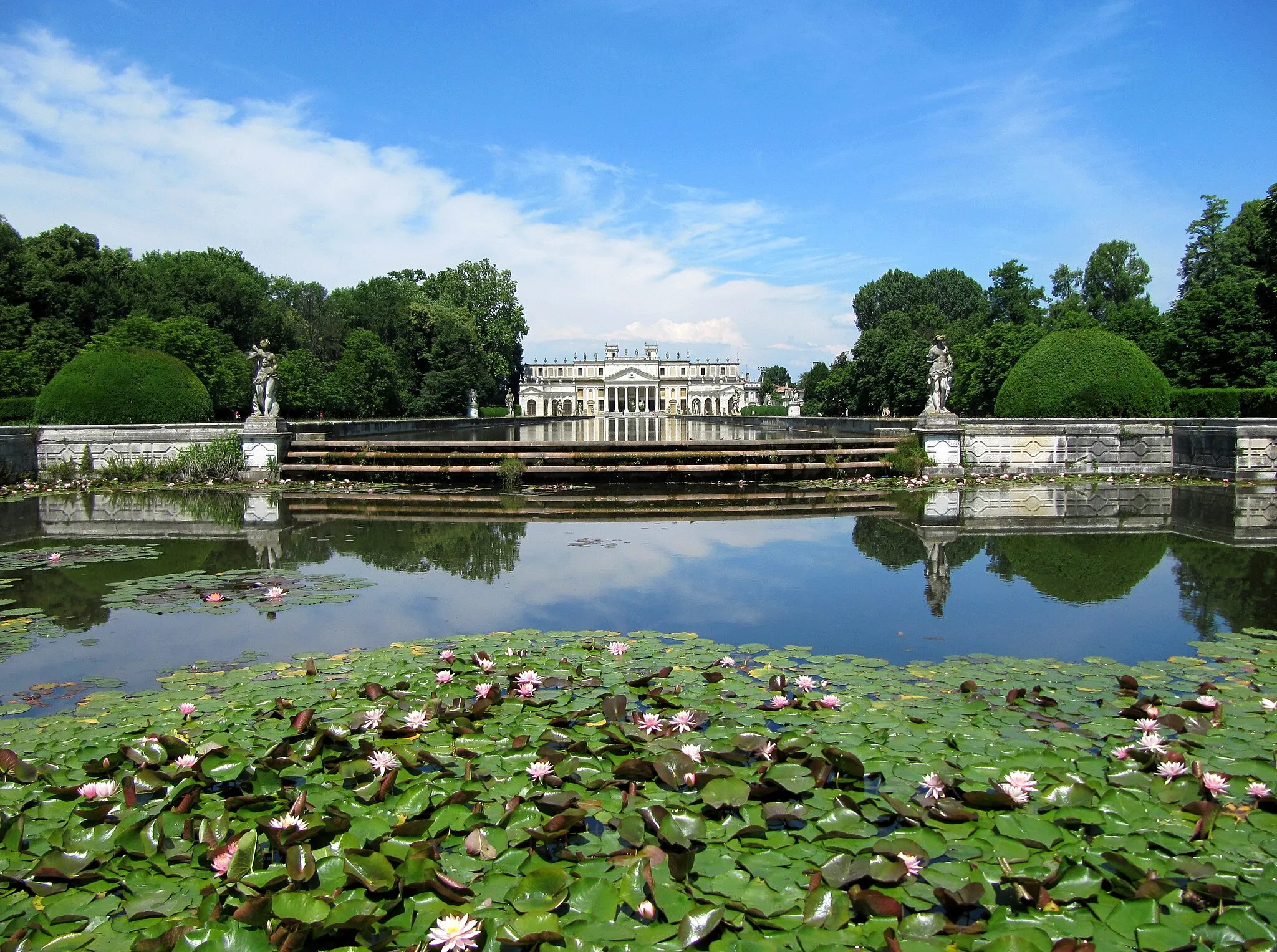 Photo showing: Ponds and stables of Villa Pisani at Stra.