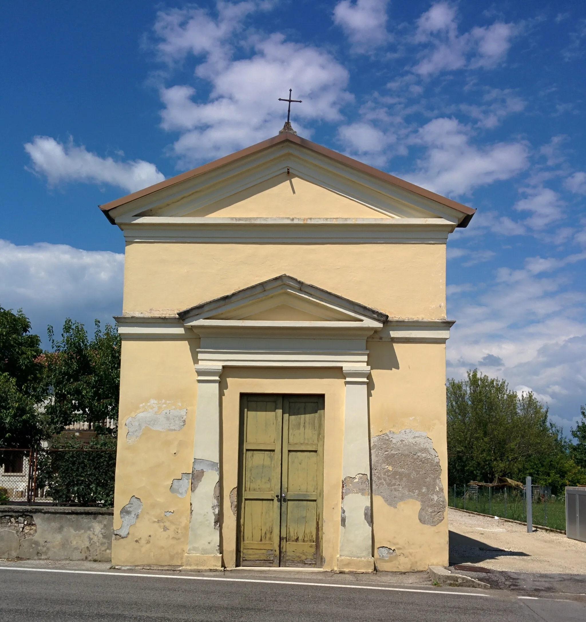 Photo showing: Facciata della chiesetta dedicata alla Maternità di Maria a Caldogno, provincia di Vicenza.