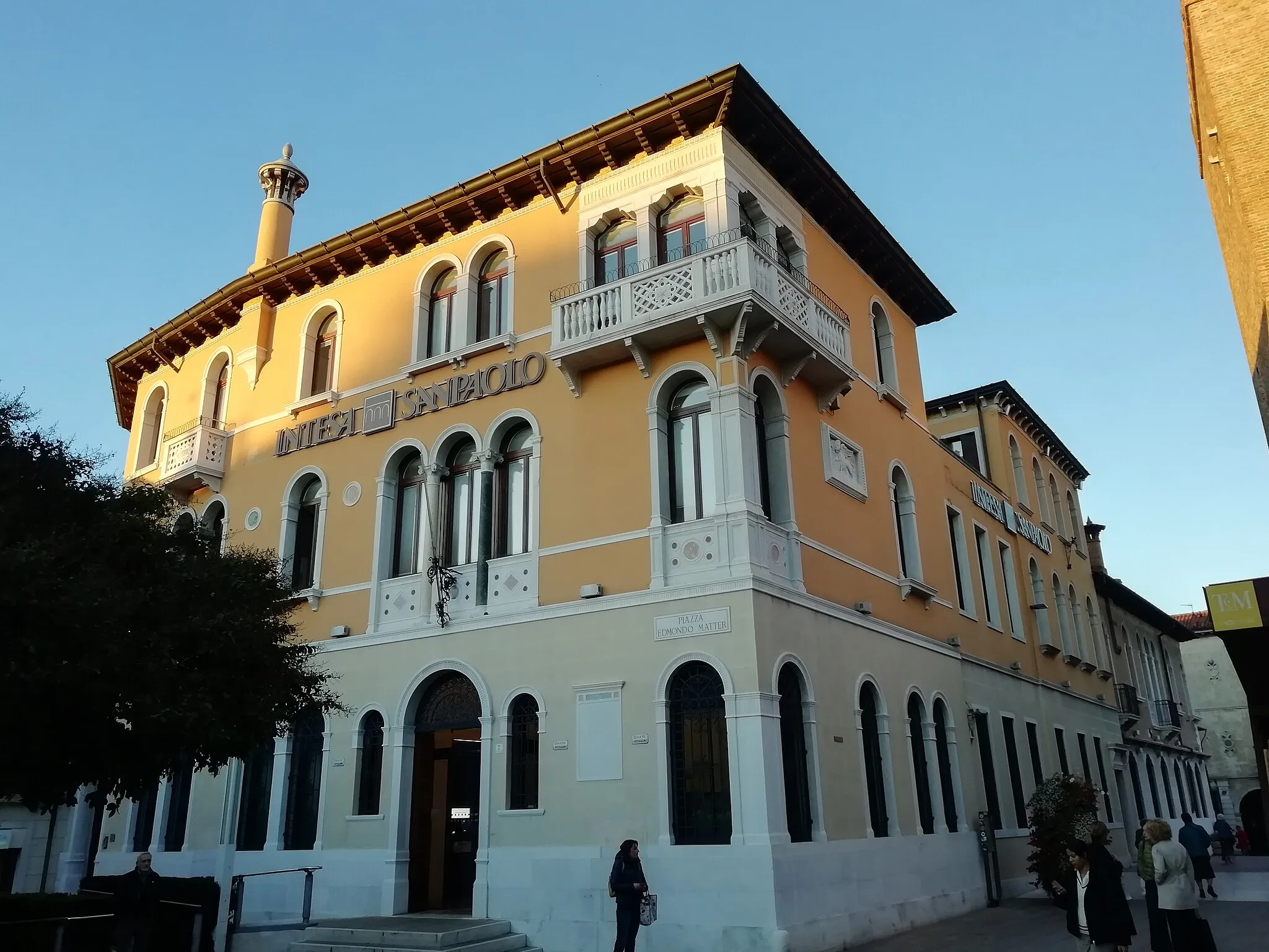 Photo showing: palazzo sede Intesa San Paolo SPA